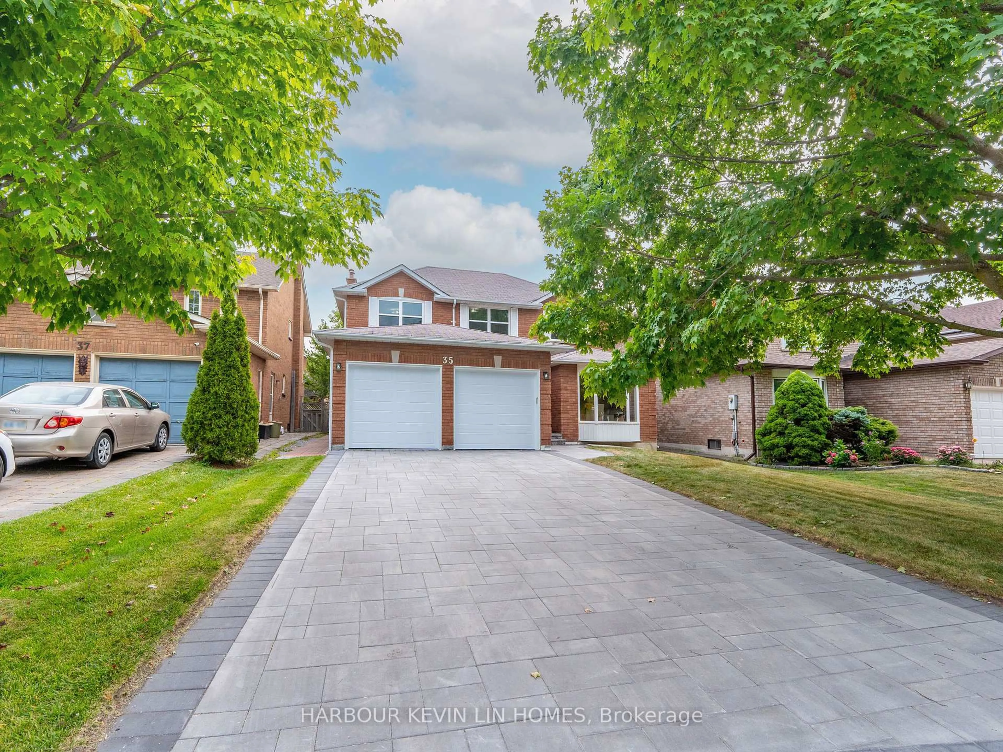 Home with brick exterior material, street for 35 Lynngrove Cres, Richmond Hill Ontario L4B 2C1