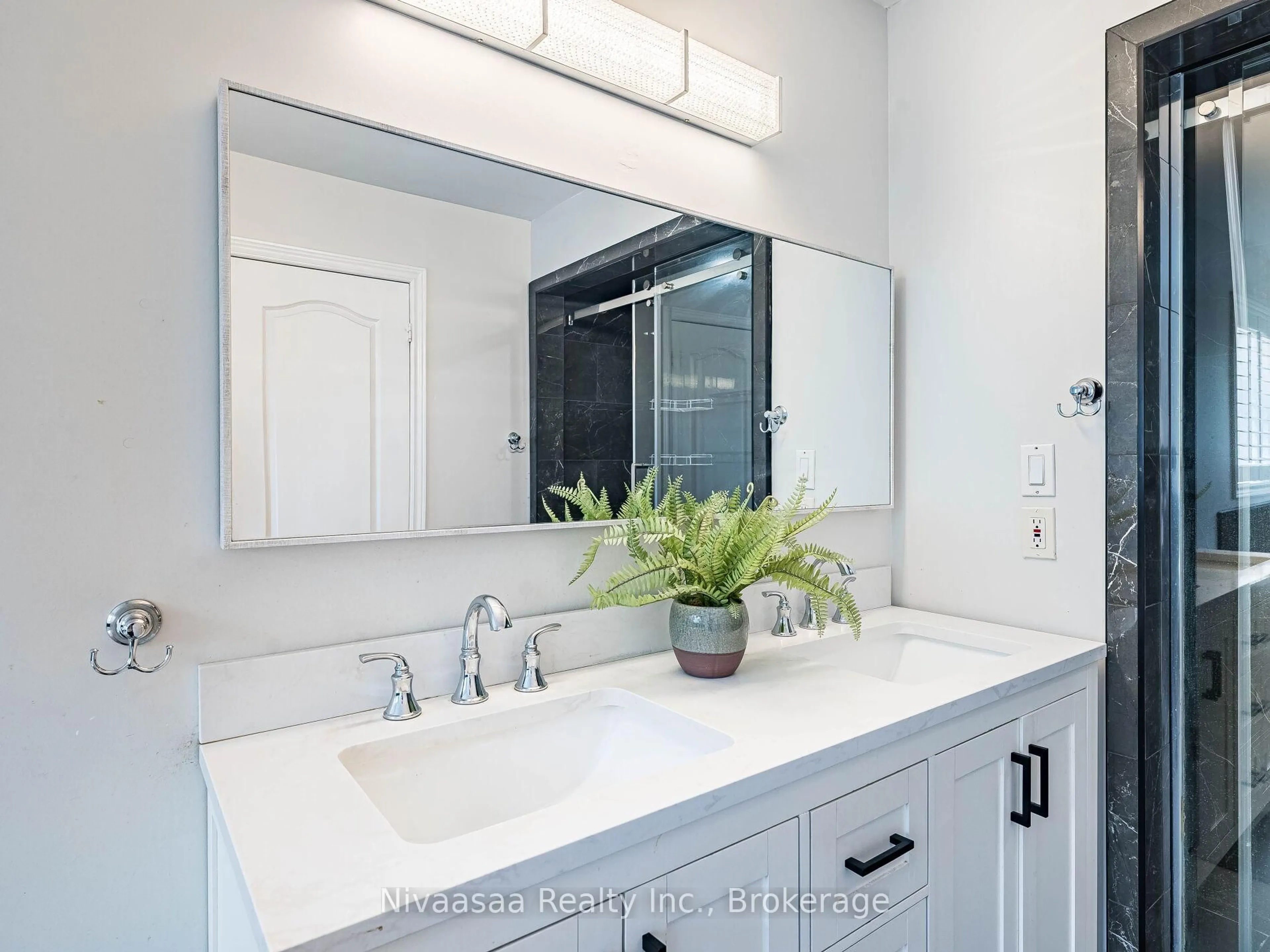 Contemporary bathroom, ceramic/tile floor for 155 Castle Park Blvd, Vaughan Ontario L4H 1X5