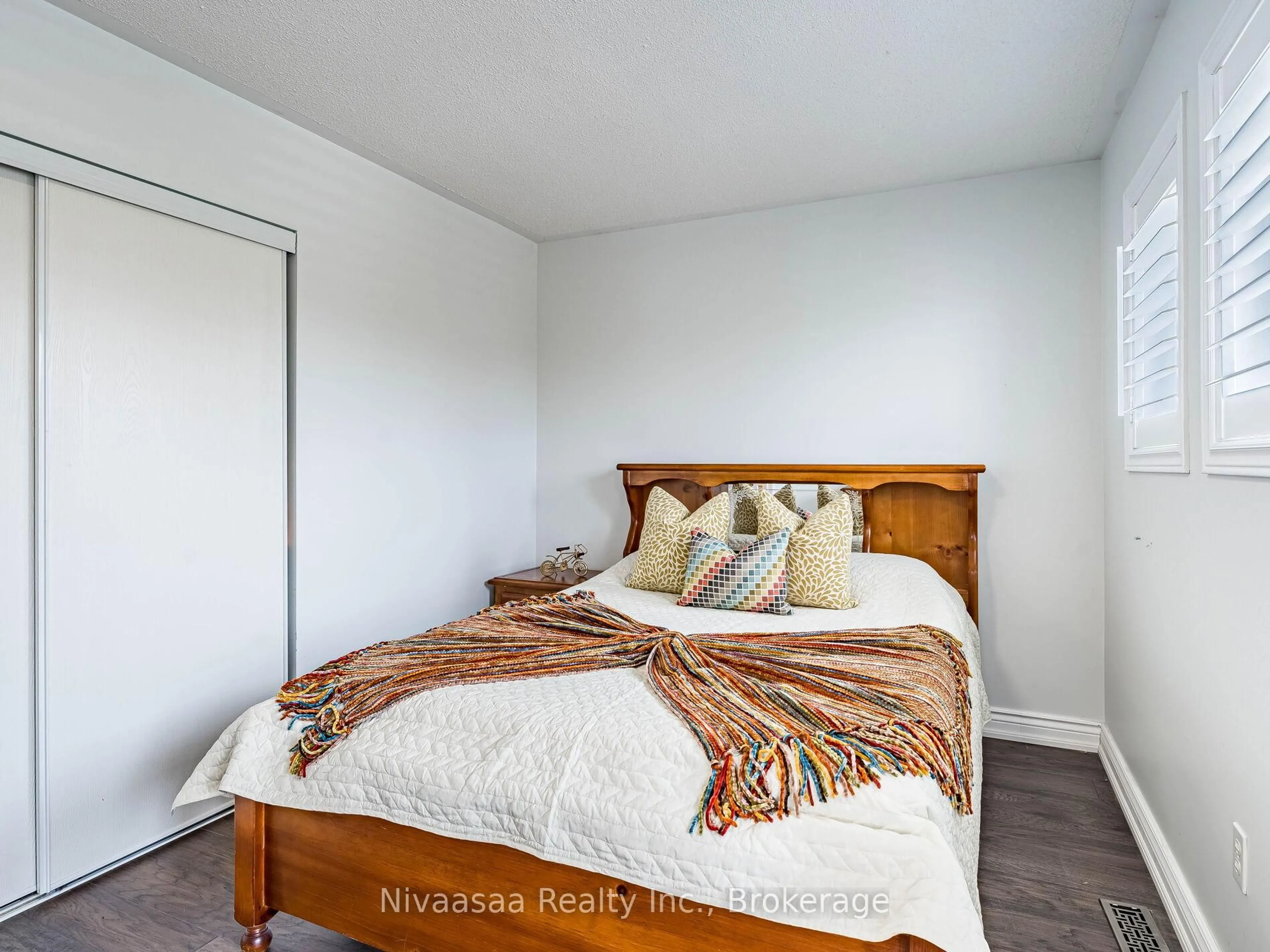 Bedroom with bed, wood/laminate floor for 155 Castle Park Blvd, Vaughan Ontario L4H 1X5