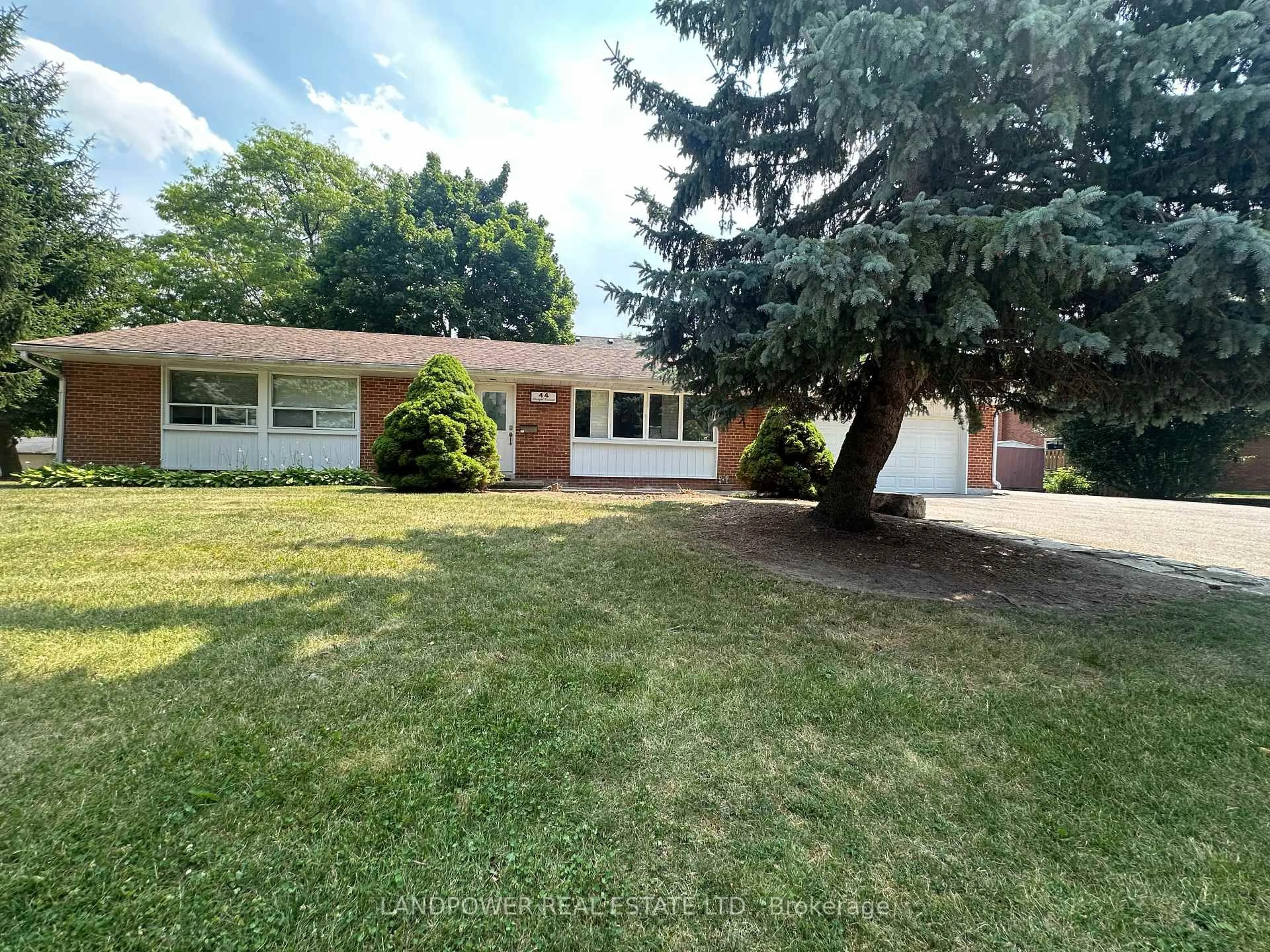 A pic from outside/outdoor area/front of a property/back of a property/a pic from drone, street for 44 Starlight Cres, Richmond Hill Ontario L4C 4X4