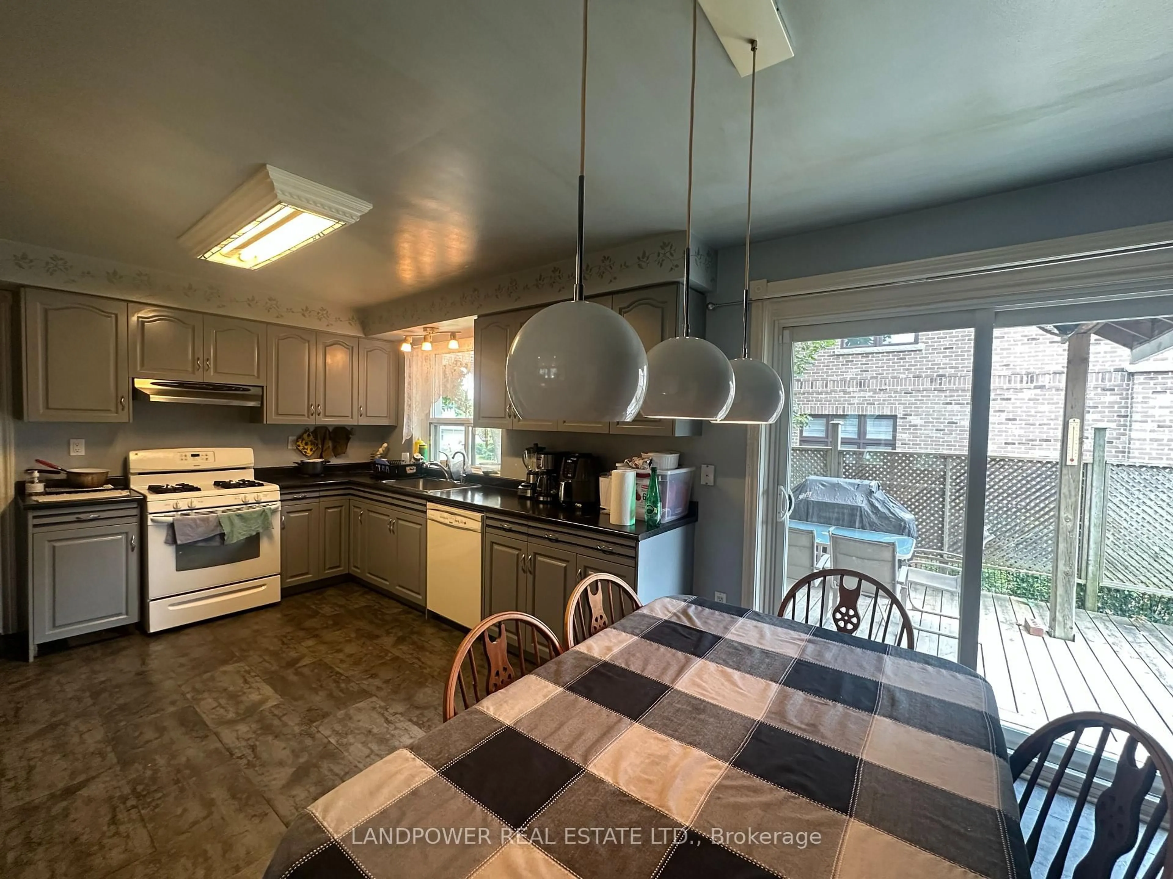 Open concept kitchen, unknown for 44 Starlight Cres, Richmond Hill Ontario L4C 4X4