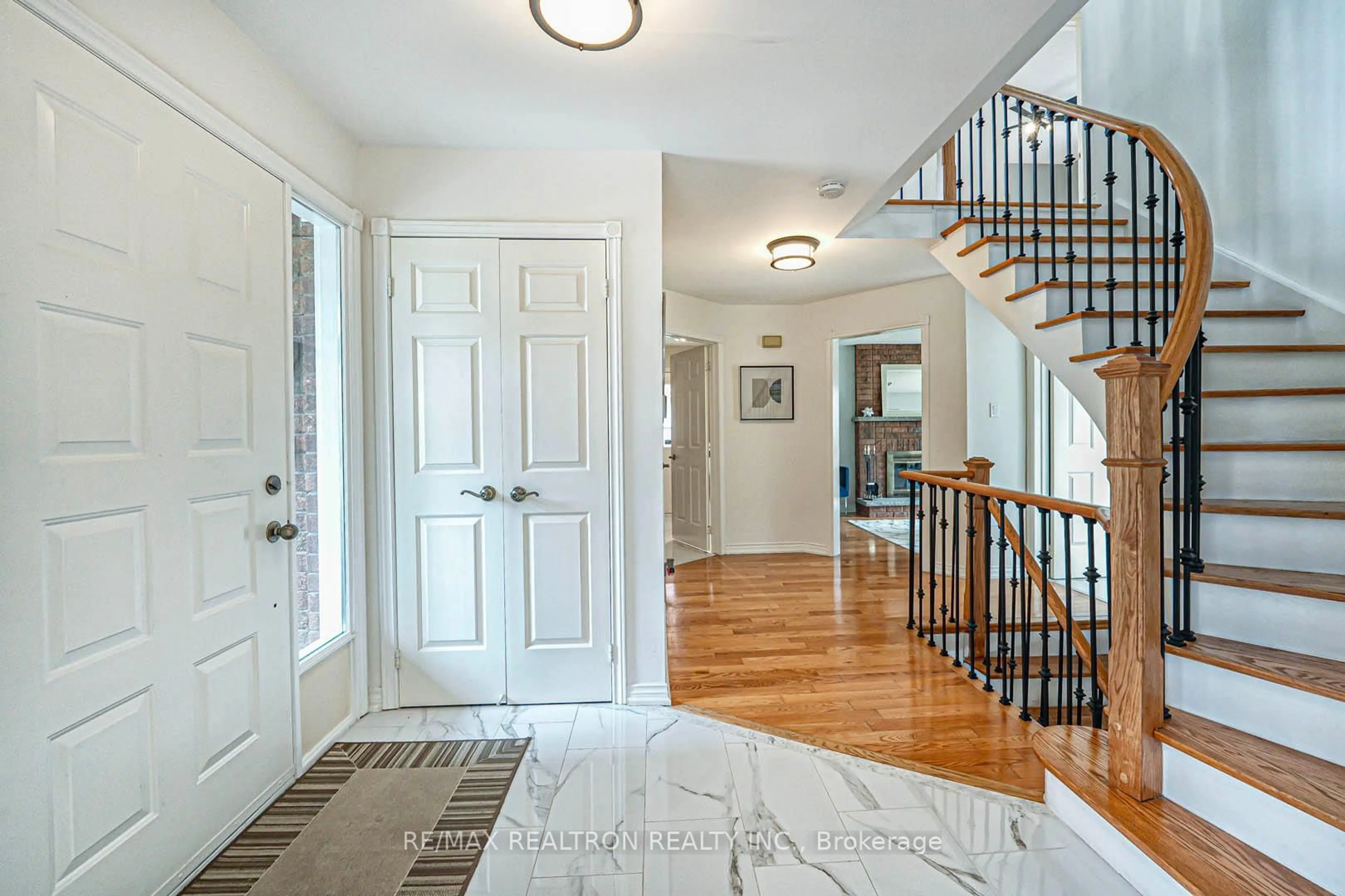 Indoor entryway for 53 Leighland Dr, Markham Ontario L3R 7R8
