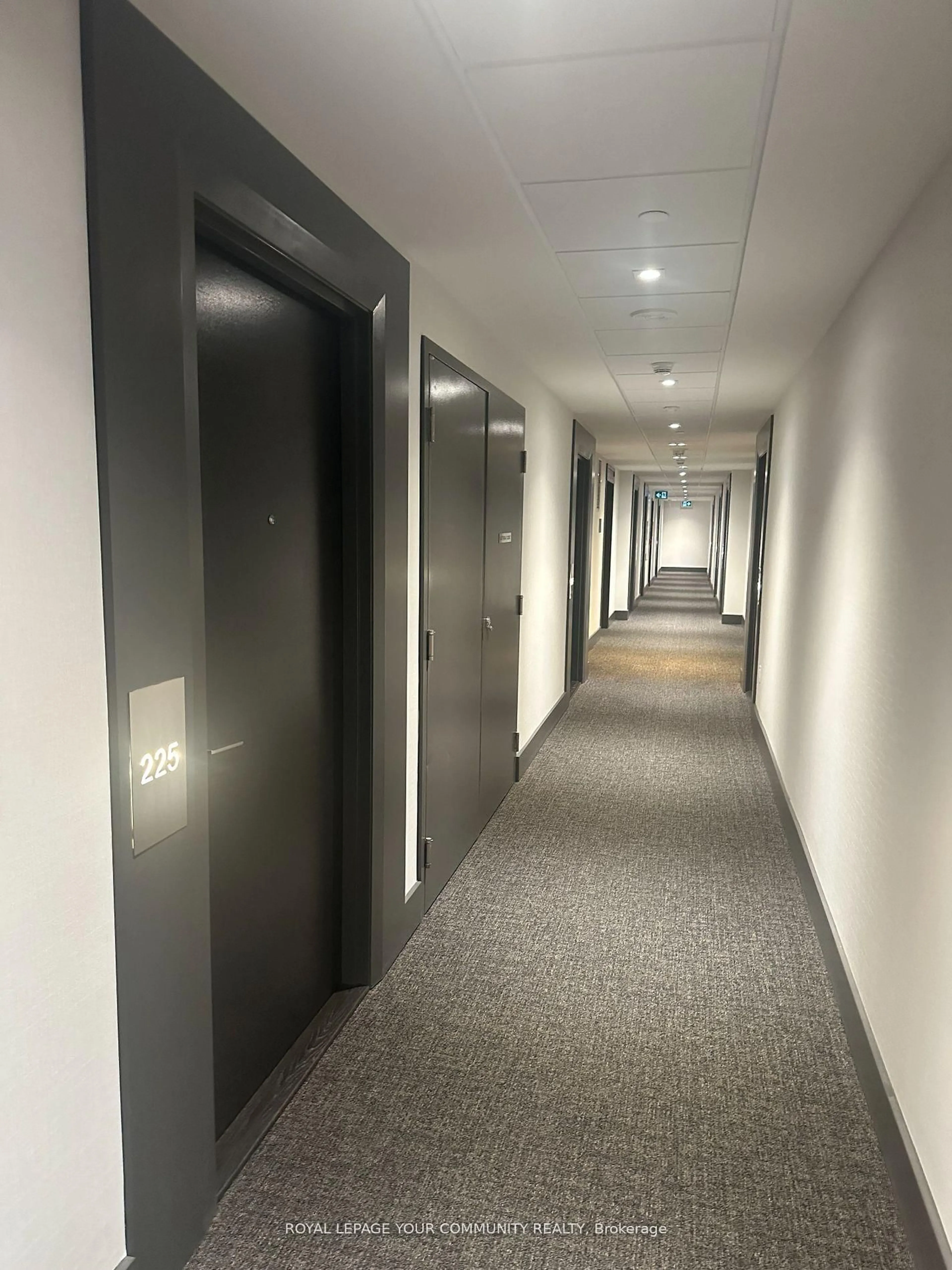 Indoor foyer for 8868 Yonge St #225, Richmond Hill Ontario L4C 1Z8