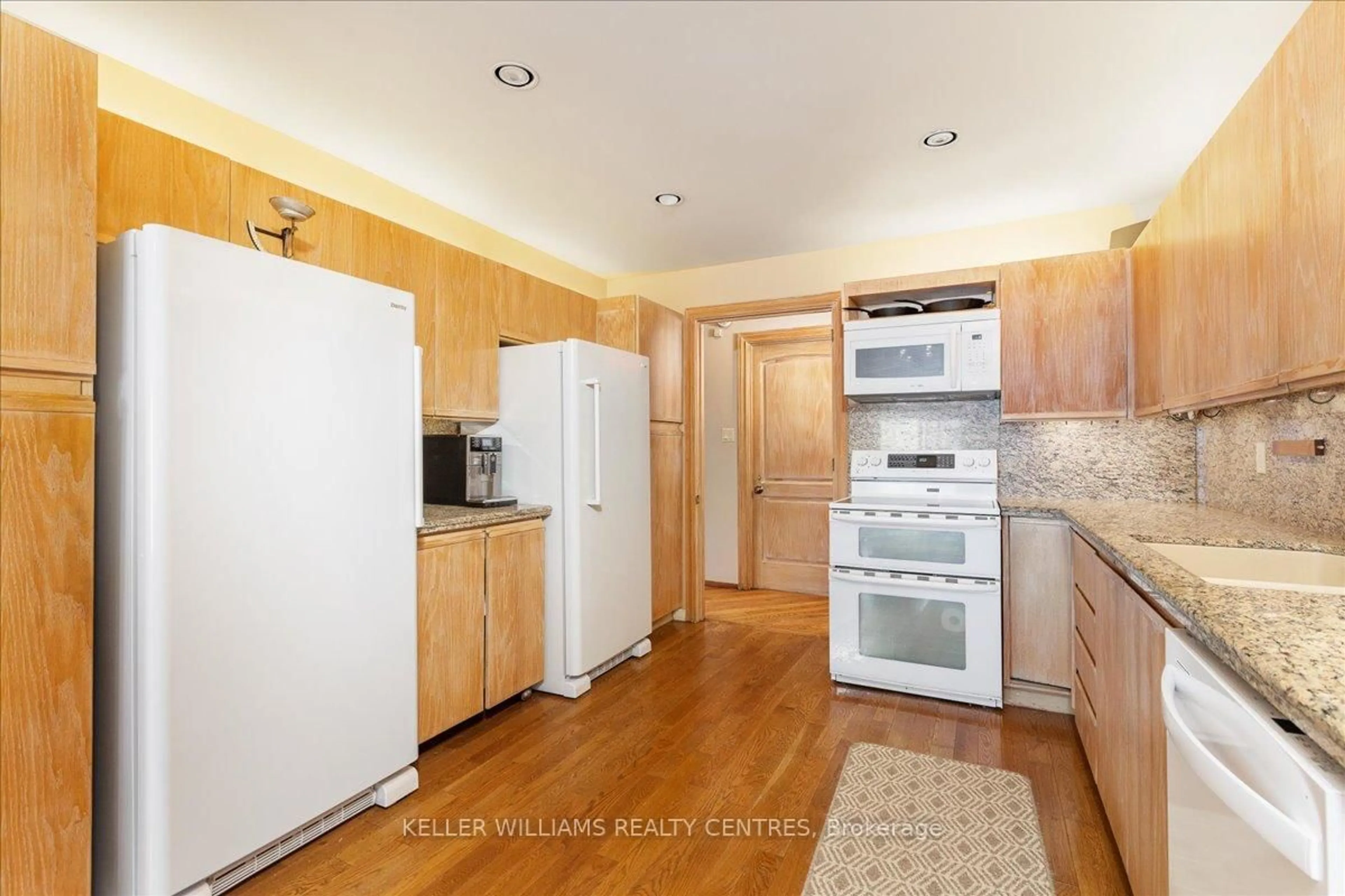 Standard kitchen, unknown for 700 Lake Dr, Georgina Ontario L4P 3C8