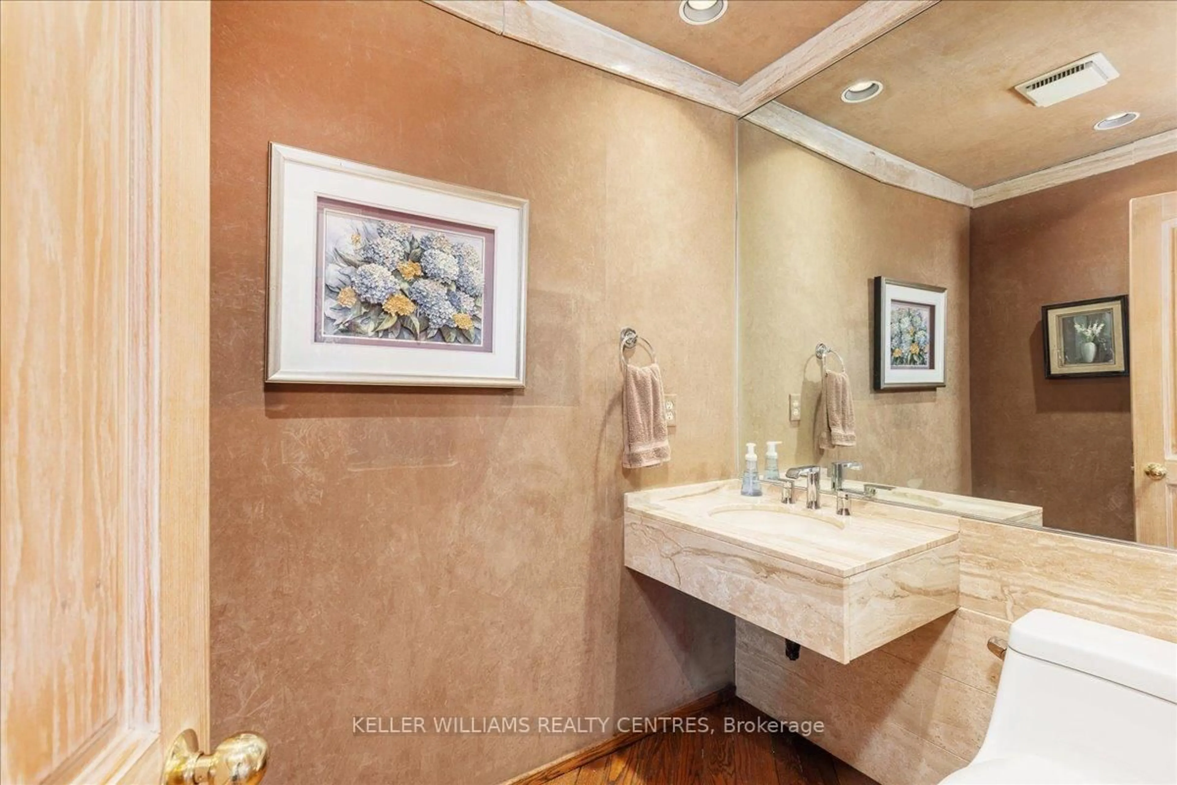 Standard bathroom, ceramic/tile floor for 700 Lake Dr, Georgina Ontario L4P 3C8