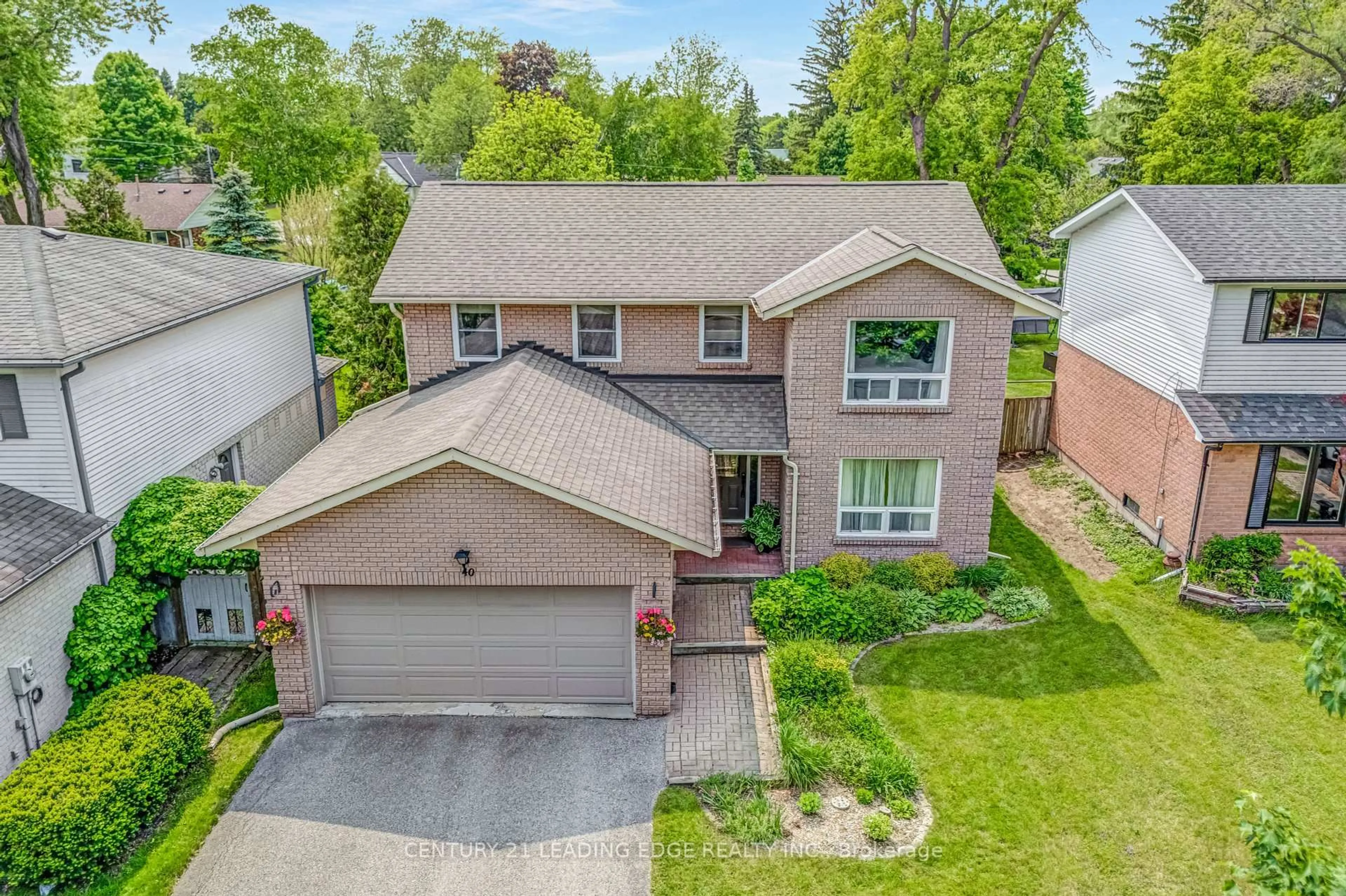 A pic from outside/outdoor area/front of a property/back of a property/a pic from drone, street for 40 Birchard Blvd, East Gwillimbury Ontario L0G 1M0