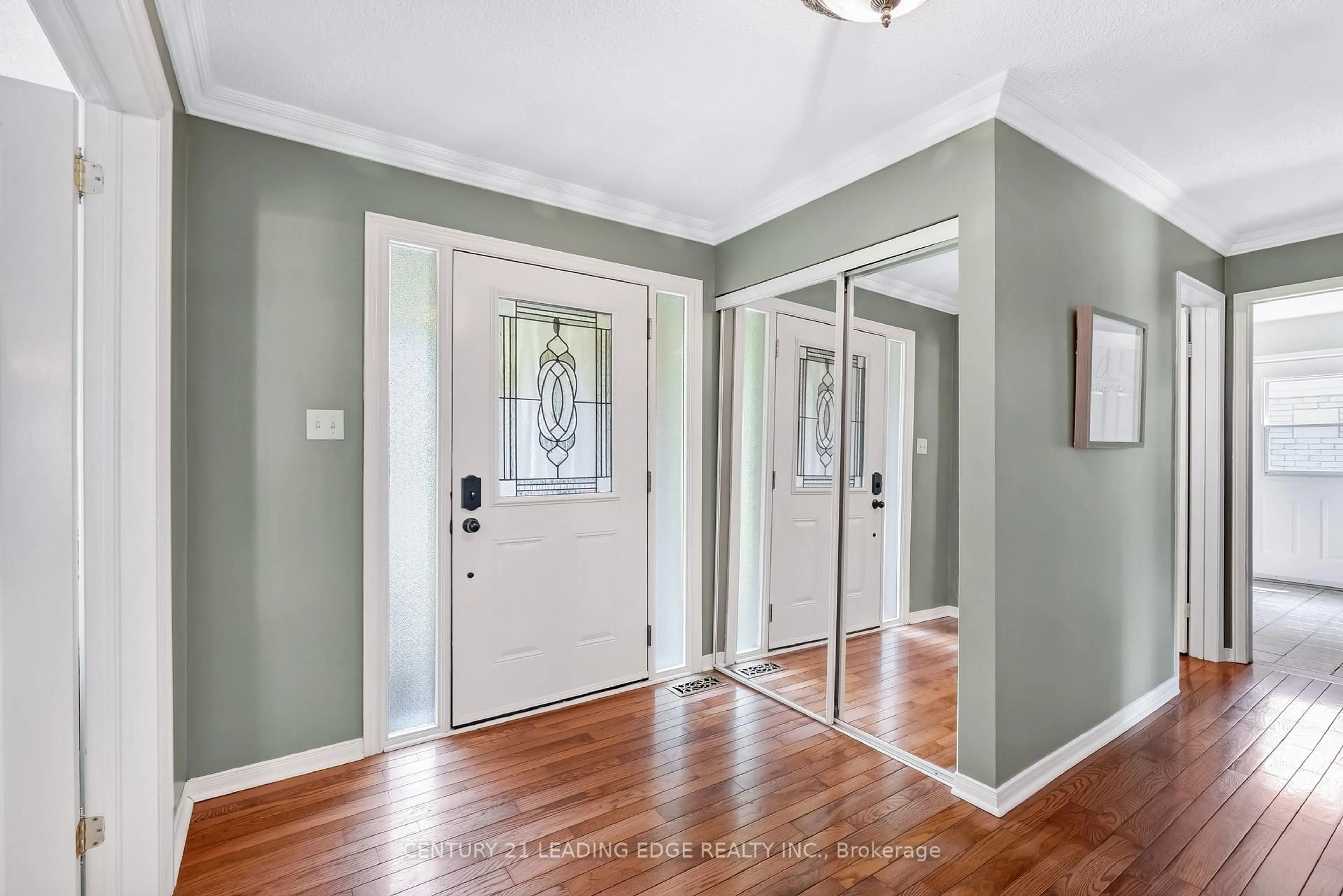 Indoor entryway for 40 Birchard Blvd, East Gwillimbury Ontario L0G 1M0