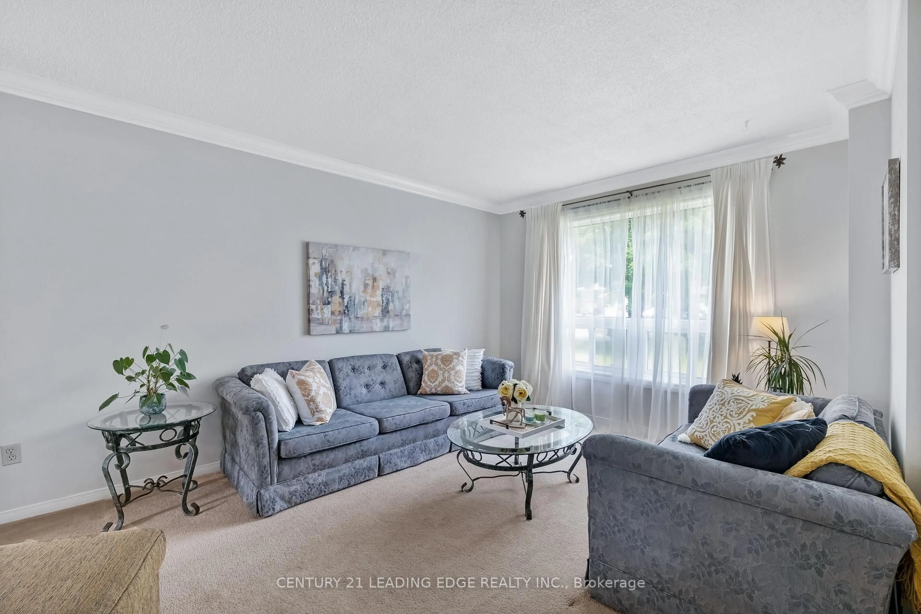 Living room with furniture, unknown for 40 Birchard Blvd, East Gwillimbury Ontario L0G 1M0