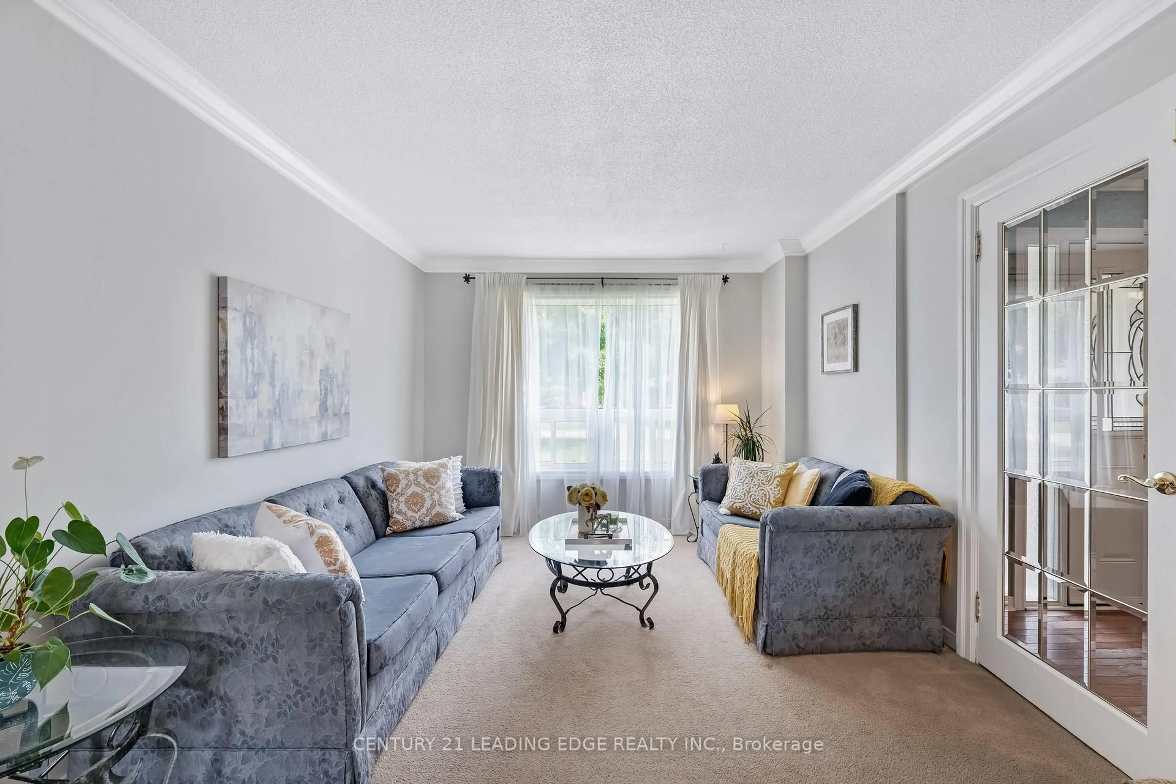 Living room with furniture, unknown for 40 Birchard Blvd, East Gwillimbury Ontario L0G 1M0