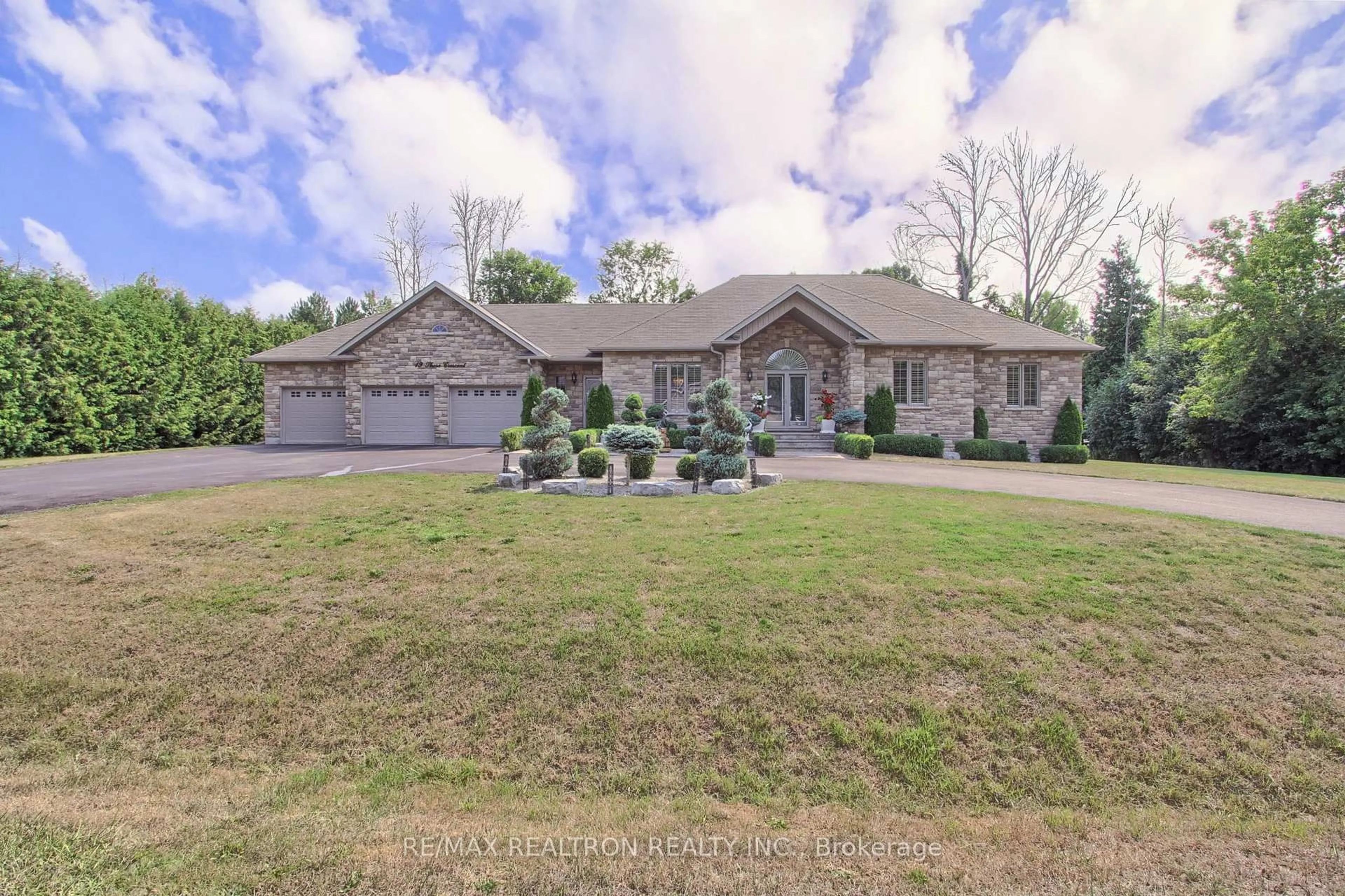 A pic from outside/outdoor area/front of a property/back of a property/a pic from drone, street for 19 Shore Cres, Georgina Ontario L0E 1S0