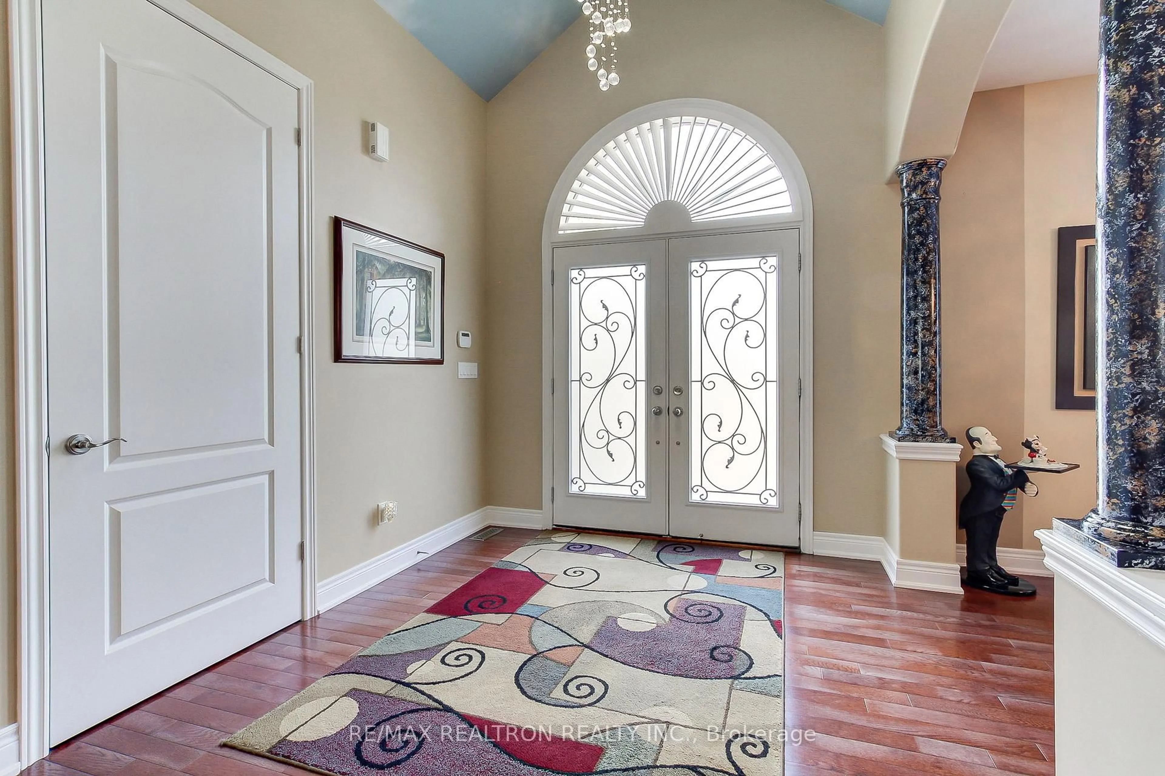 Indoor entryway for 19 Shore Cres, Georgina Ontario L0E 1S0