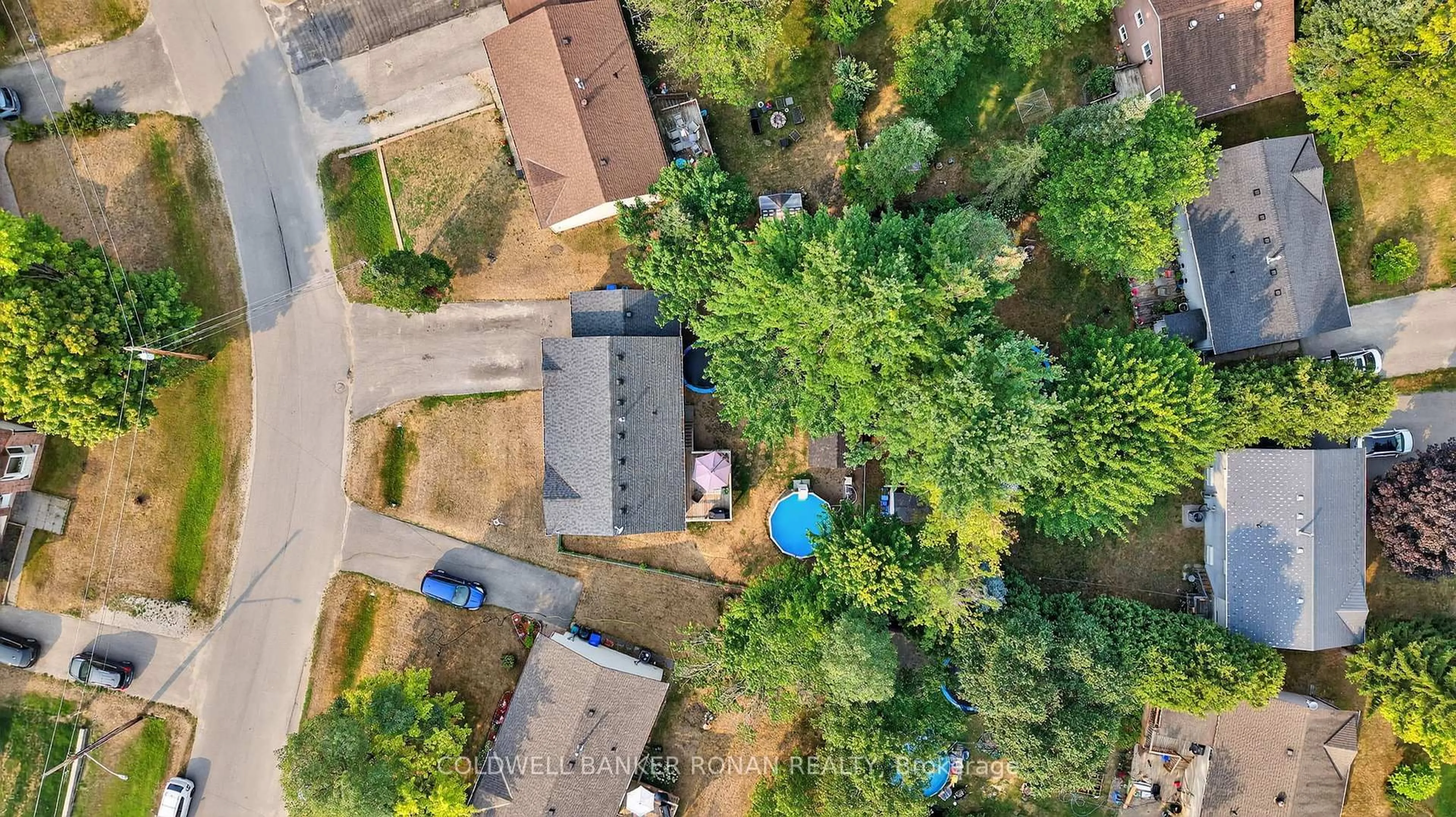 A pic from outside/outdoor area/front of a property/back of a property/a pic from drone, street for 13 Pridham Cres, Essa Ontario L3W 0G5