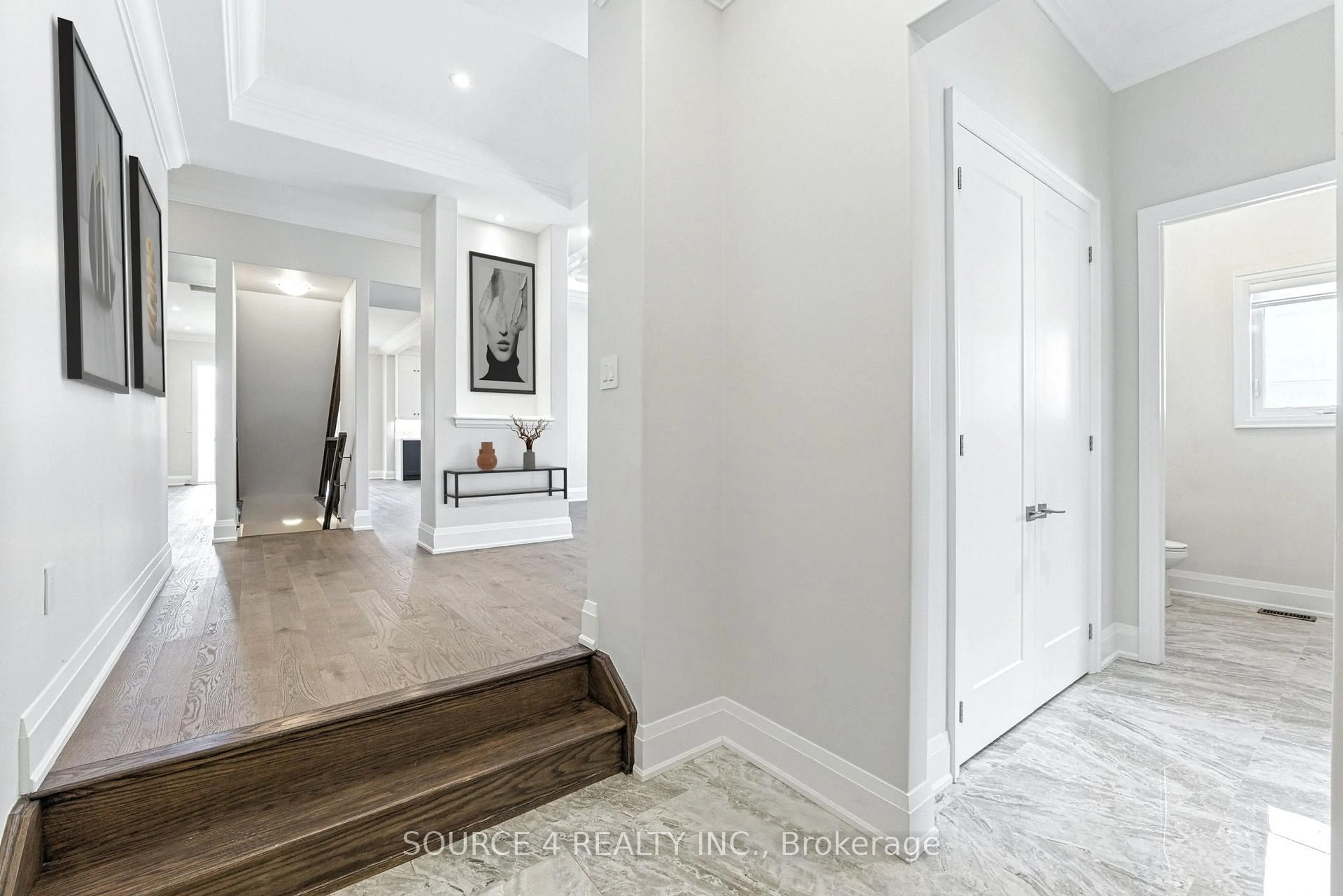 Indoor entryway for 12 Night Sky Crt, Richmond Hill Ontario L4C 2R4