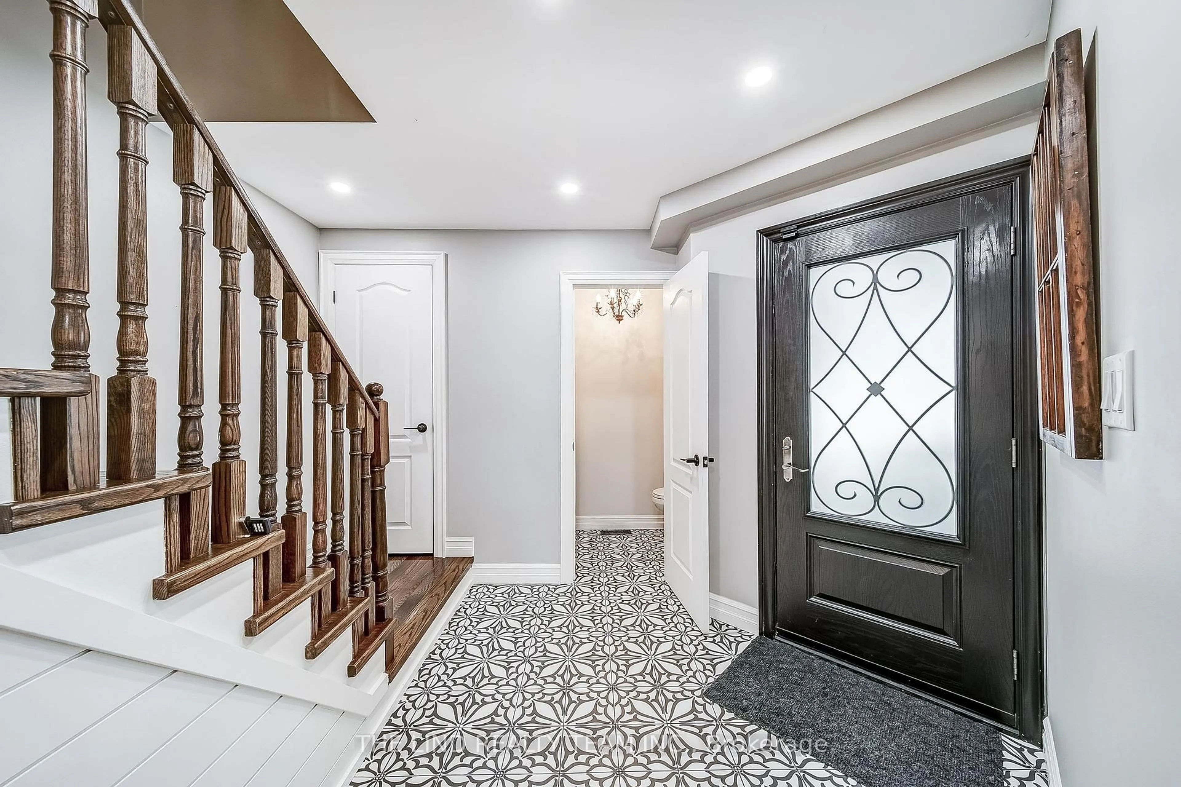 Indoor entryway for 28 Fife Rd, Aurora Ontario L4G 6Z1