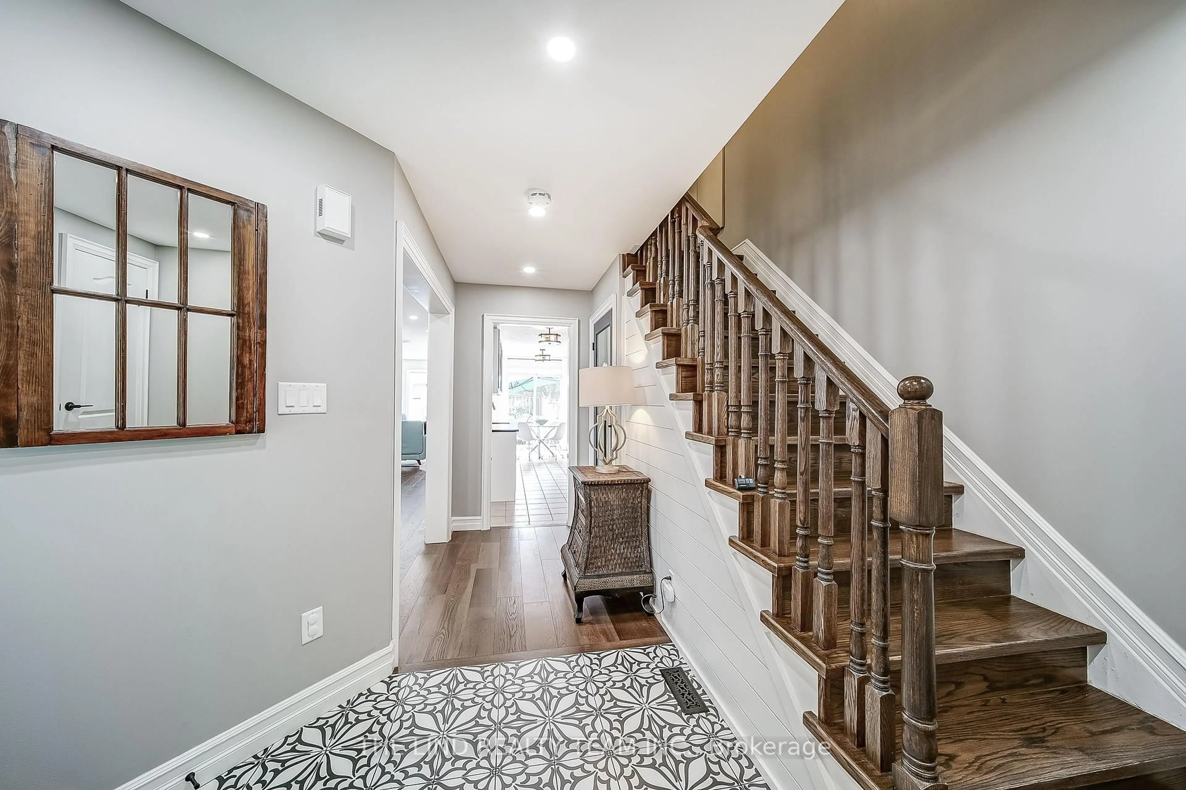 Indoor entryway for 28 Fife Rd, Aurora Ontario L4G 6Z1