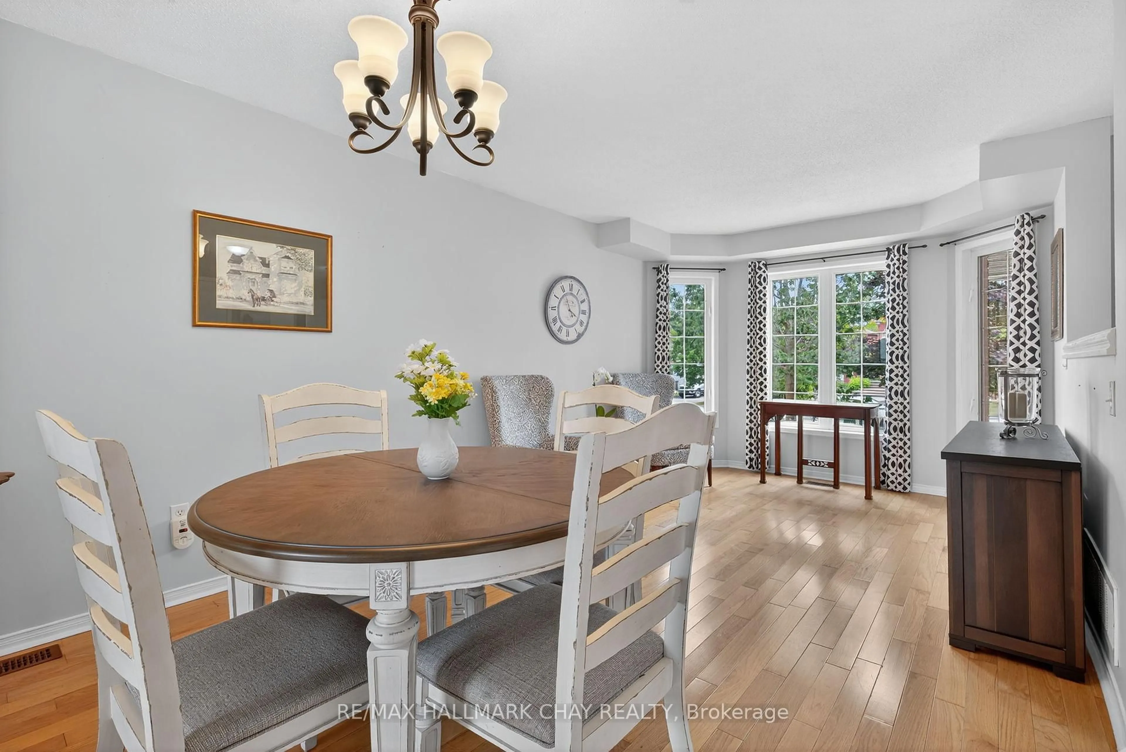 Dining room, wood/laminate floor for 2017 Wilson St, Innisfil Ontario L9S 4X9