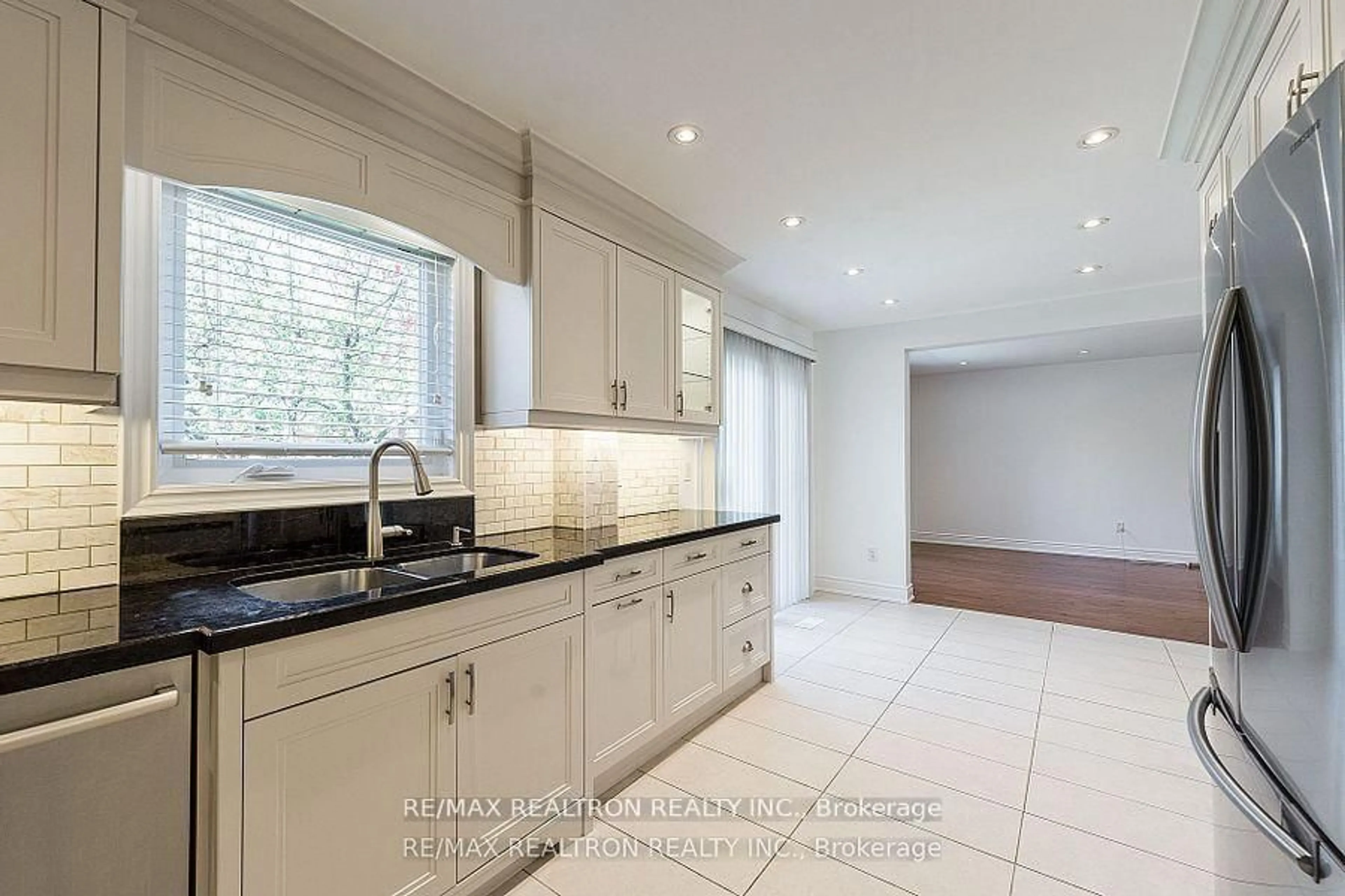 Open concept kitchen, ceramic/tile floor for 550 York Hill Blvd, Vaughan Ontario L4J 5K7