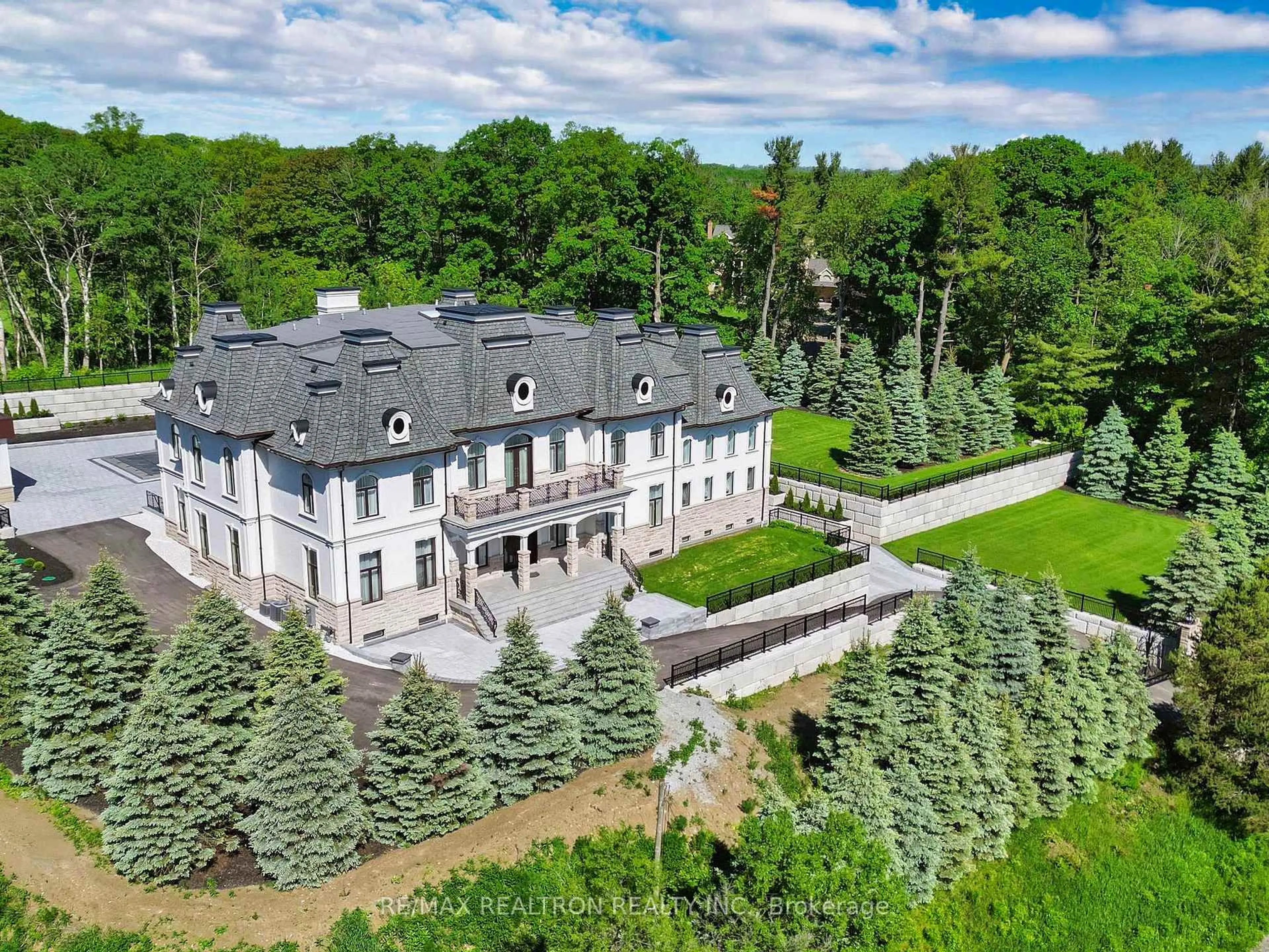 A pic from outside/outdoor area/front of a property/back of a property/a pic from drone, unknown for 14358 Bathurst St, King Ontario L7B 1K5