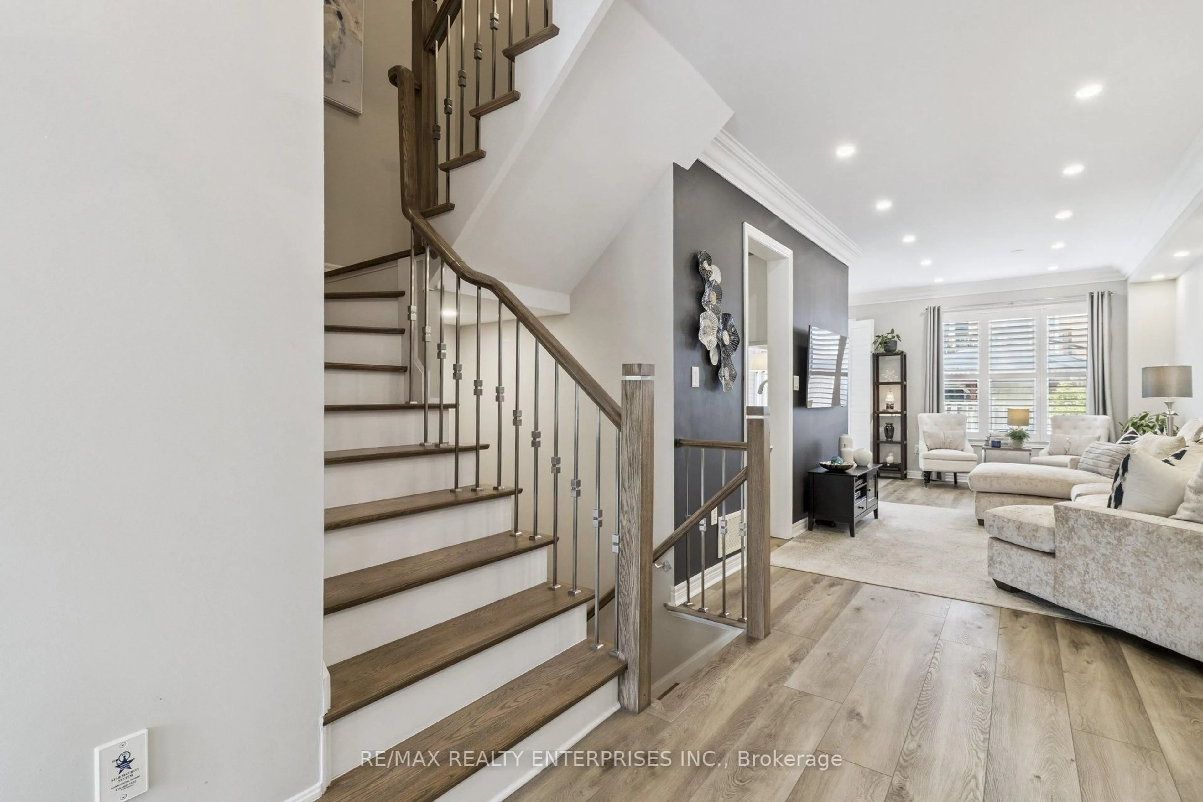 Indoor entryway for 8 Townwood Dr #15, Richmond Hill Ontario L4E 4X9