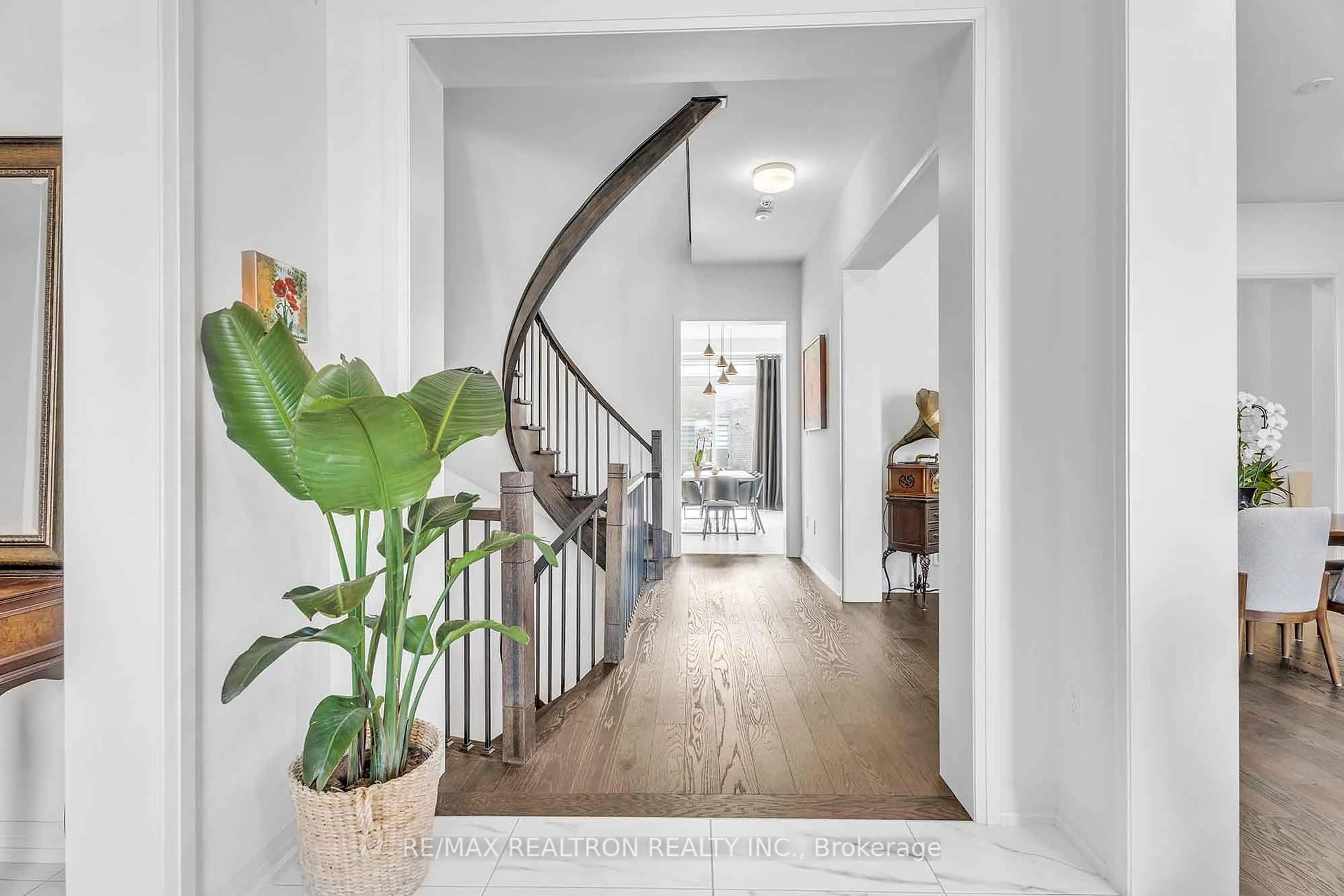 Indoor entryway for 32 Bellflower Cres, Adjala-Tosorontio Ontario L0G 1W0
