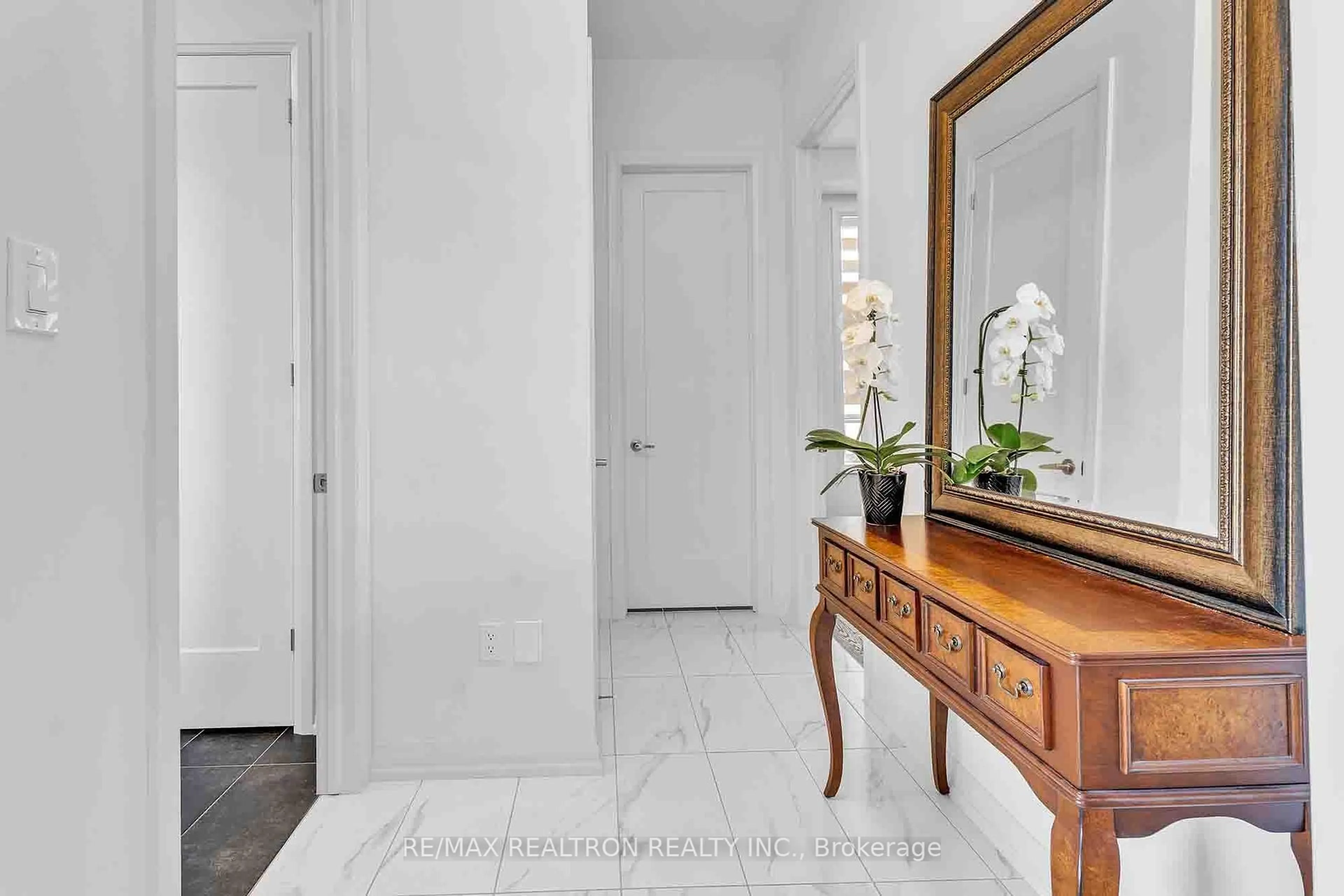 Indoor entryway for 32 Bellflower Cres, Adjala-Tosorontio Ontario L0G 1W0