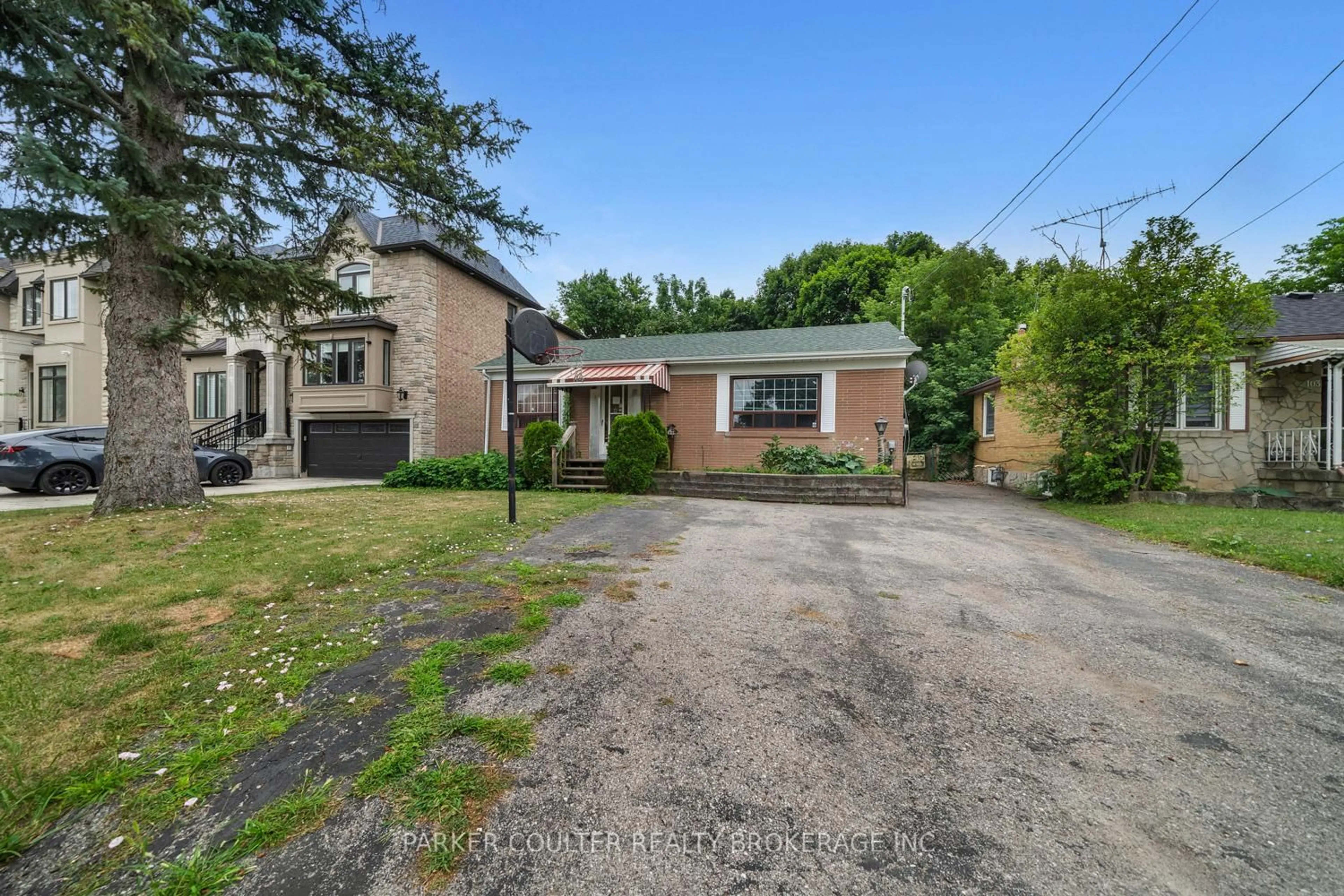 A pic from outside/outdoor area/front of a property/back of a property/a pic from drone, street for 105 Rockport Cres, Richmond Hill Ontario L4C 2M1