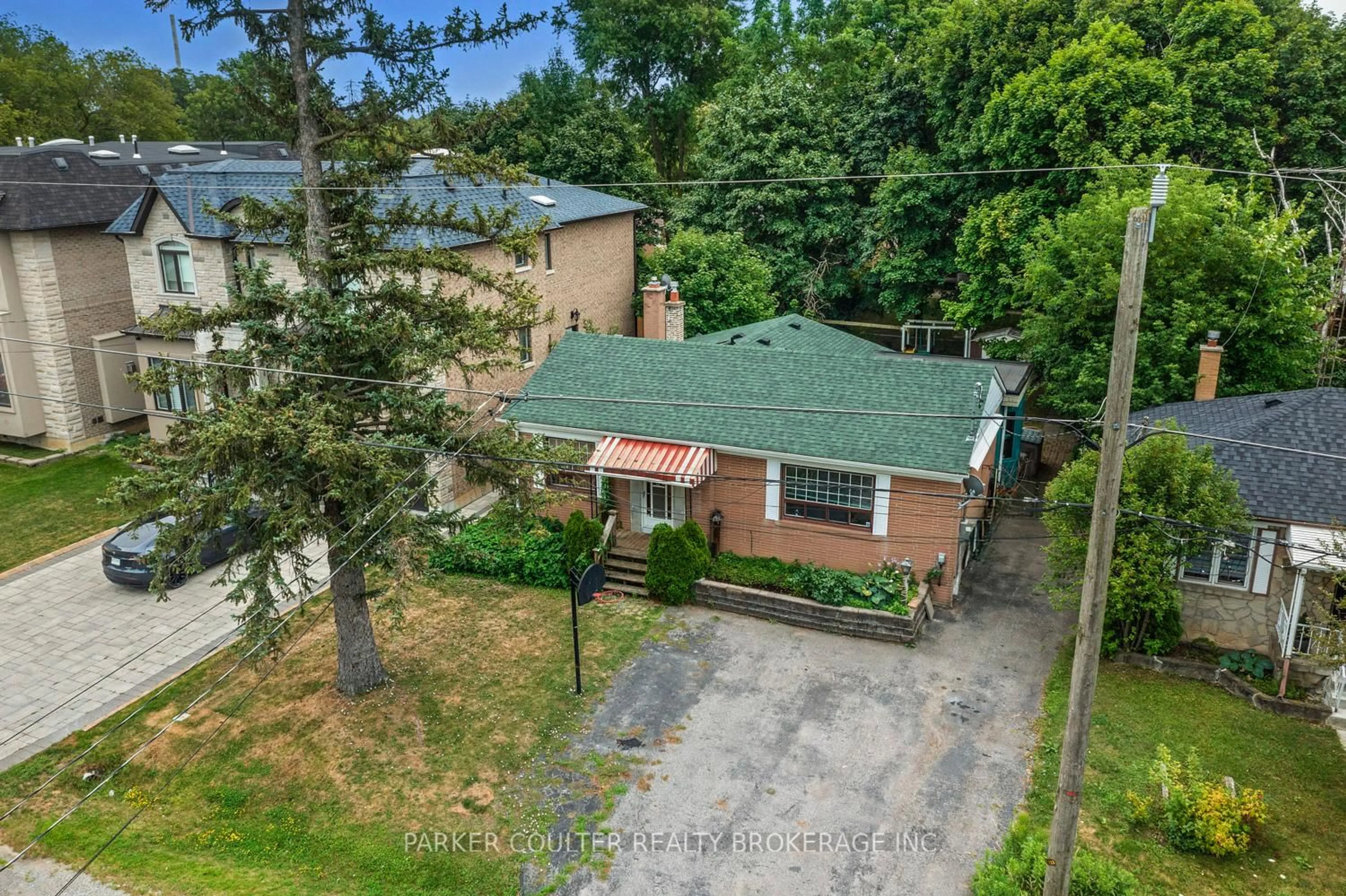 A pic from outside/outdoor area/front of a property/back of a property/a pic from drone, street for 105 Rockport Cres, Richmond Hill Ontario L4C 2M1