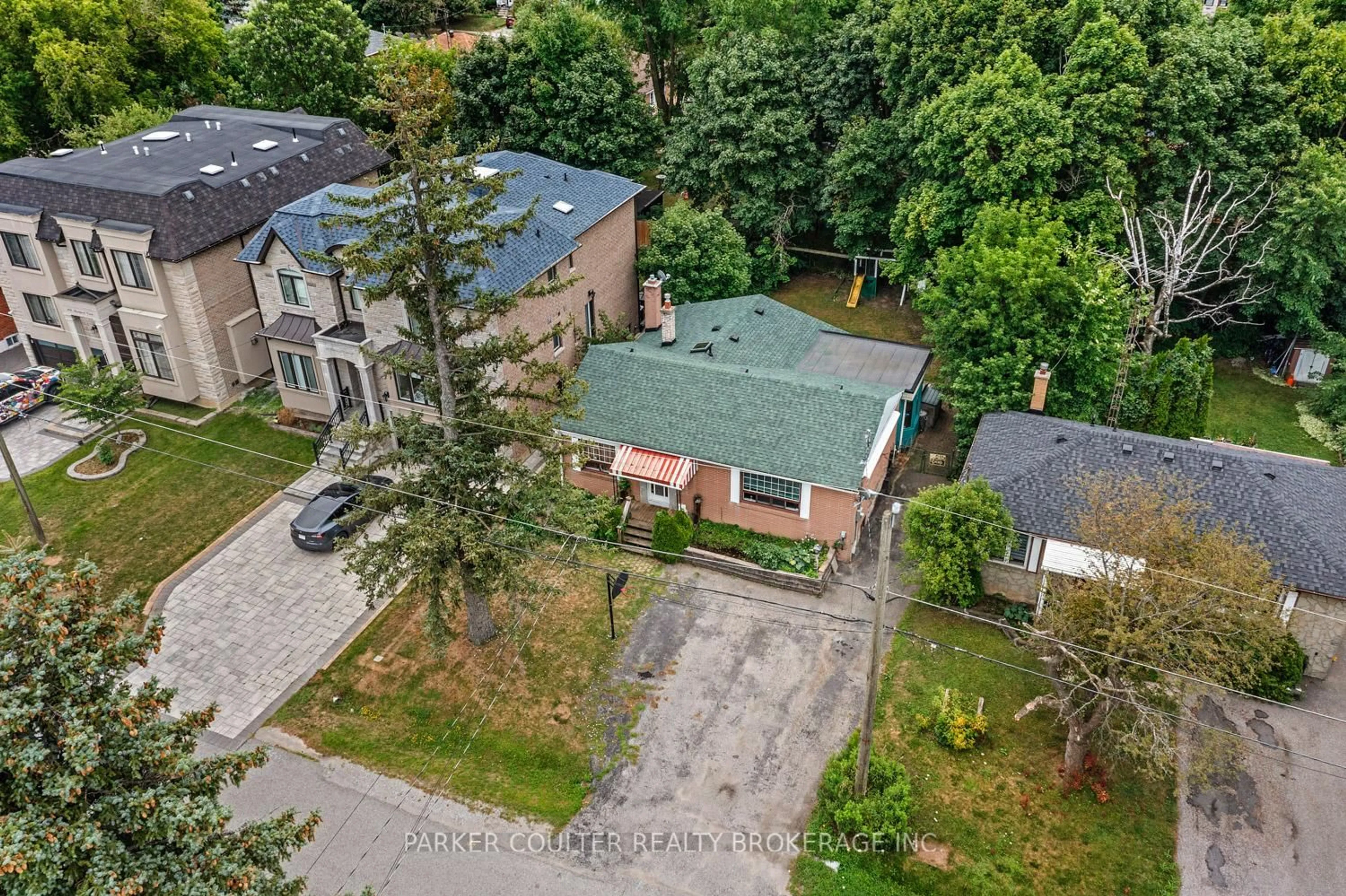 A pic from outside/outdoor area/front of a property/back of a property/a pic from drone, street for 105 Rockport Cres, Richmond Hill Ontario L4C 2M1