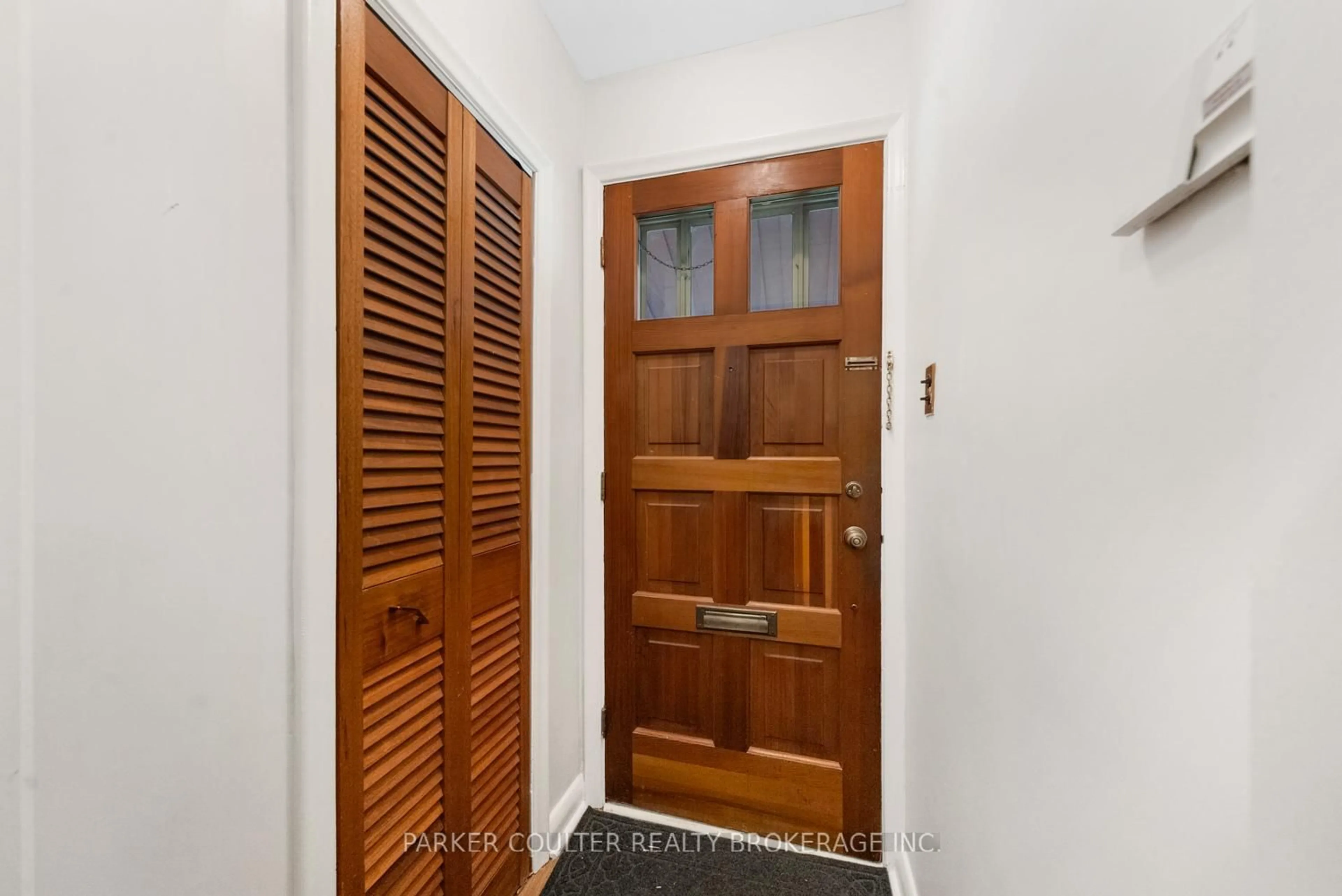 Indoor entryway for 105 Rockport Cres, Richmond Hill Ontario L4C 2M1