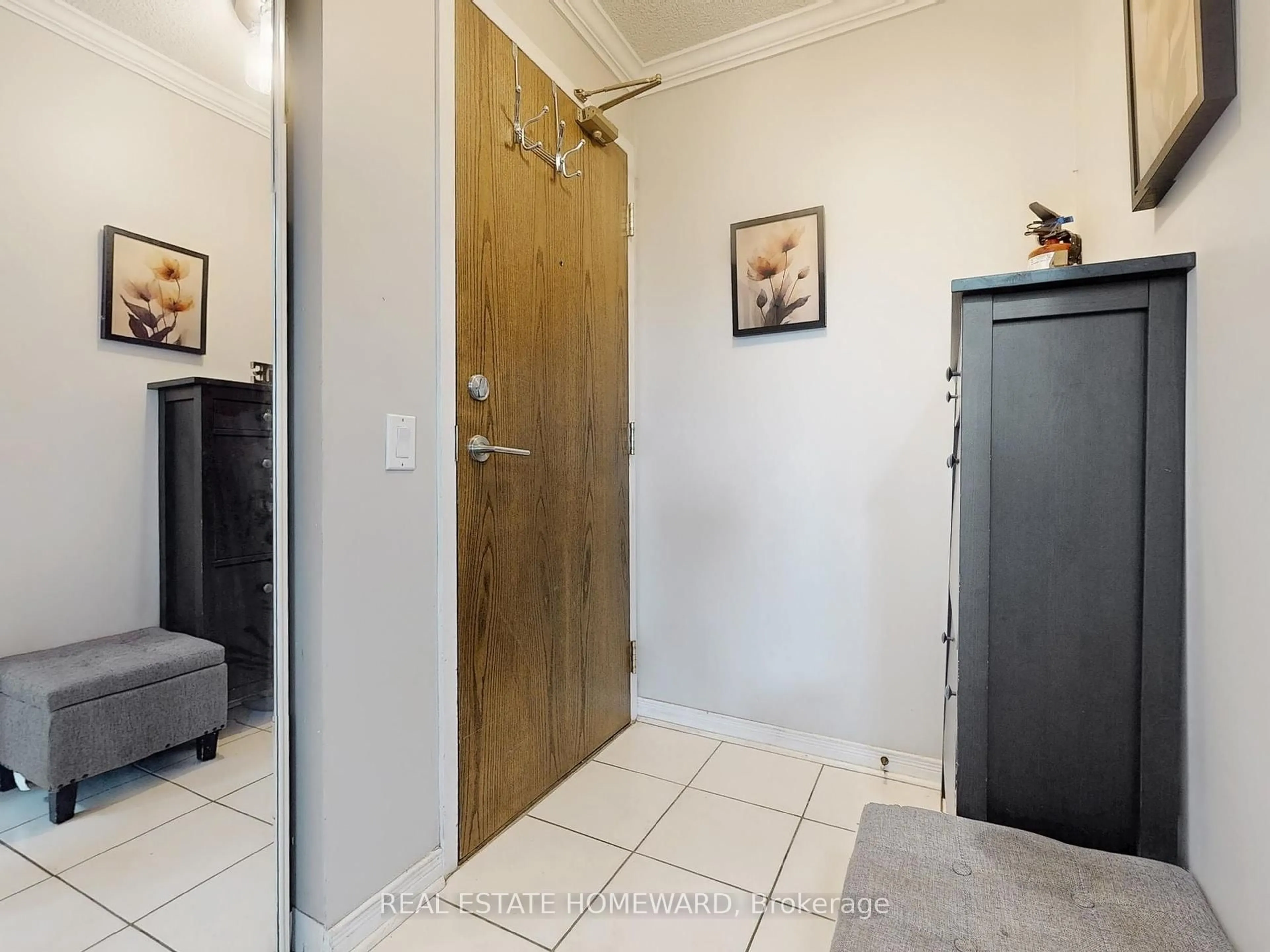 Indoor entryway for 23 Oneida Cres #610, Richmond Hill Ontario L4B 0A2
