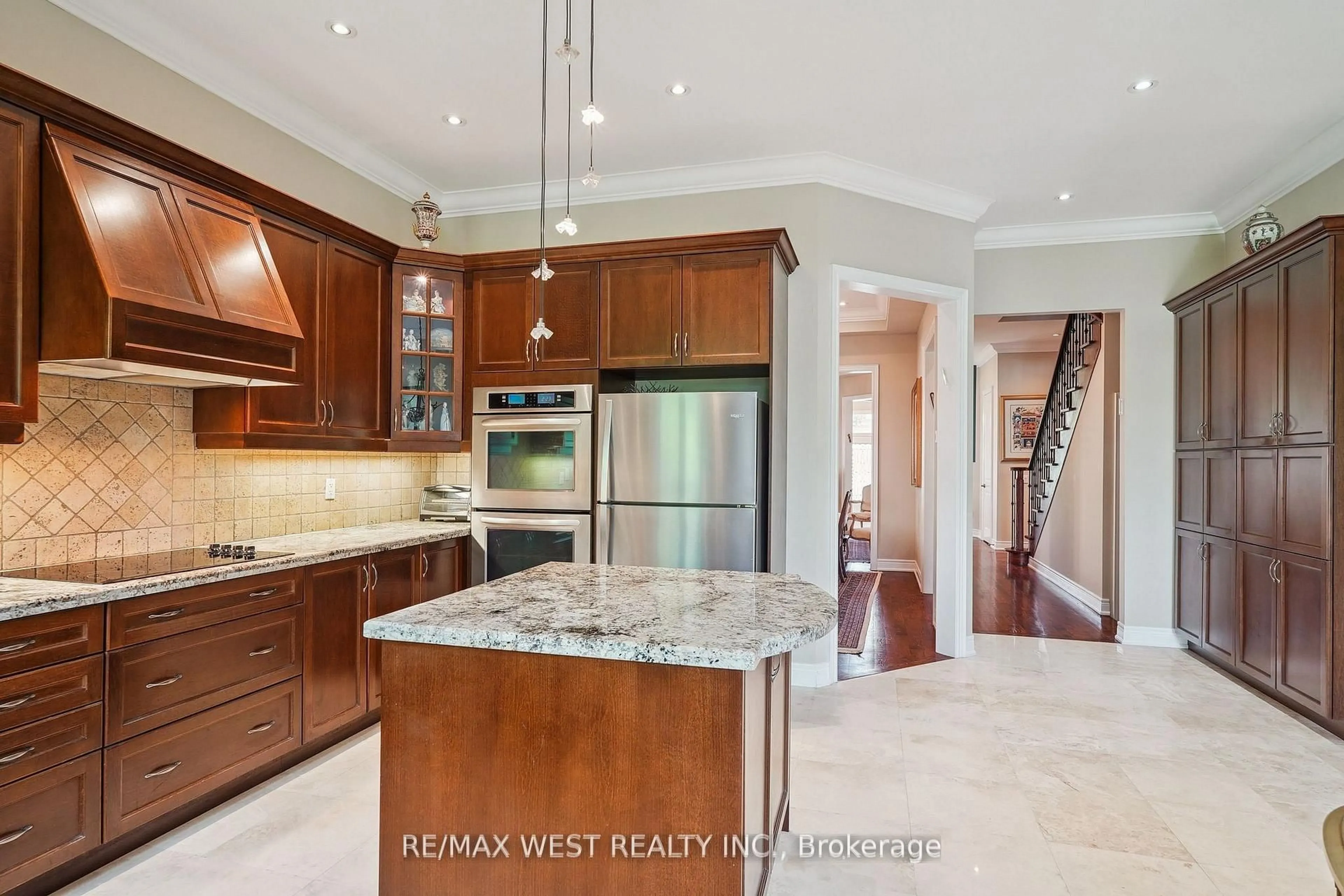 Open concept kitchen, ceramic/tile floor for 160 Townsgate Dr, Vaughan Ontario L4J 8J5