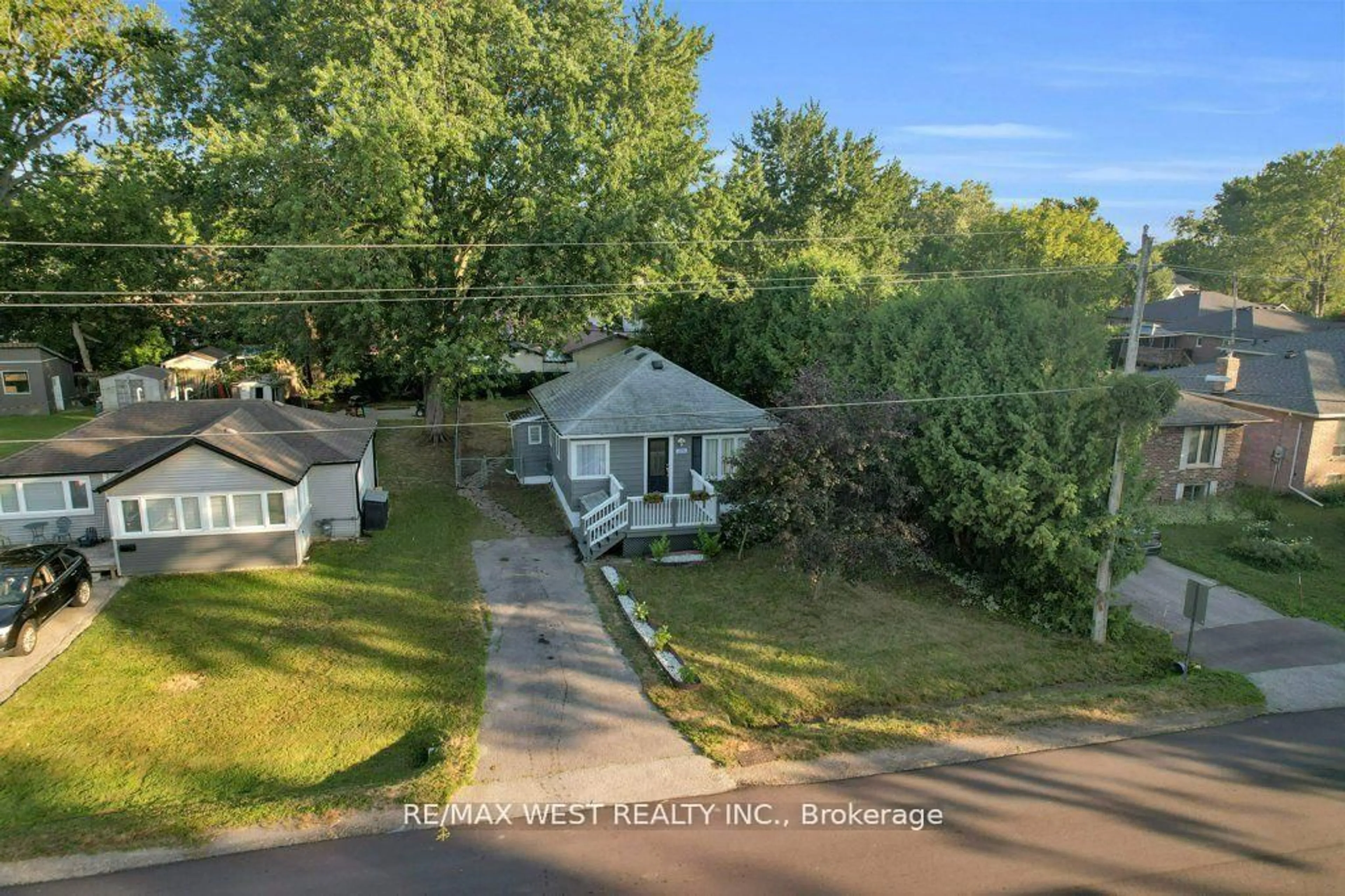 A pic from outside/outdoor area/front of a property/back of a property/a pic from drone, street for 275 Pine Beach Dr, Georgina Ontario L4P 2V7