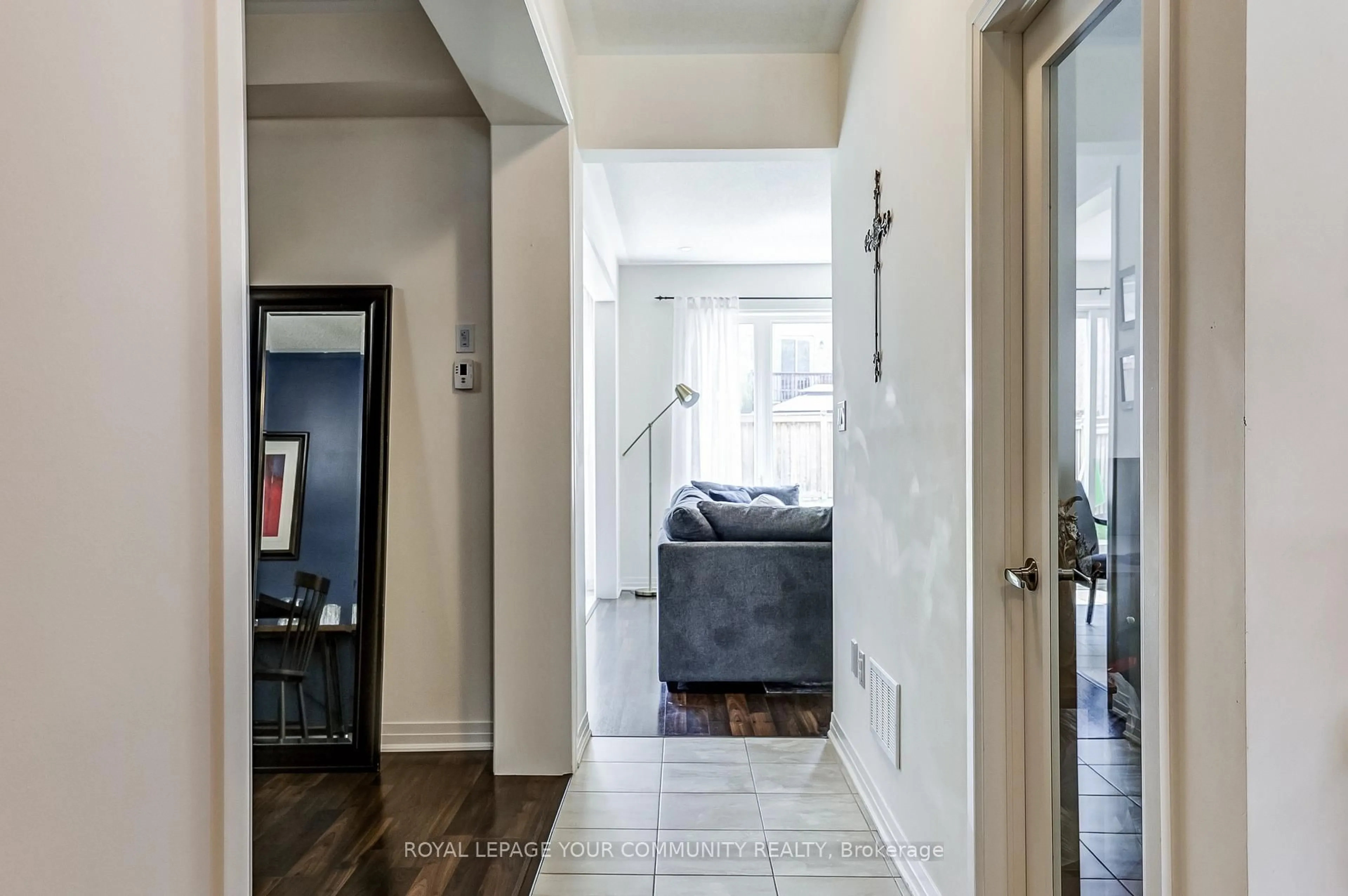 Indoor entryway for 136 Casserley Cres, New Tecumseth Ontario L0G 1W0
