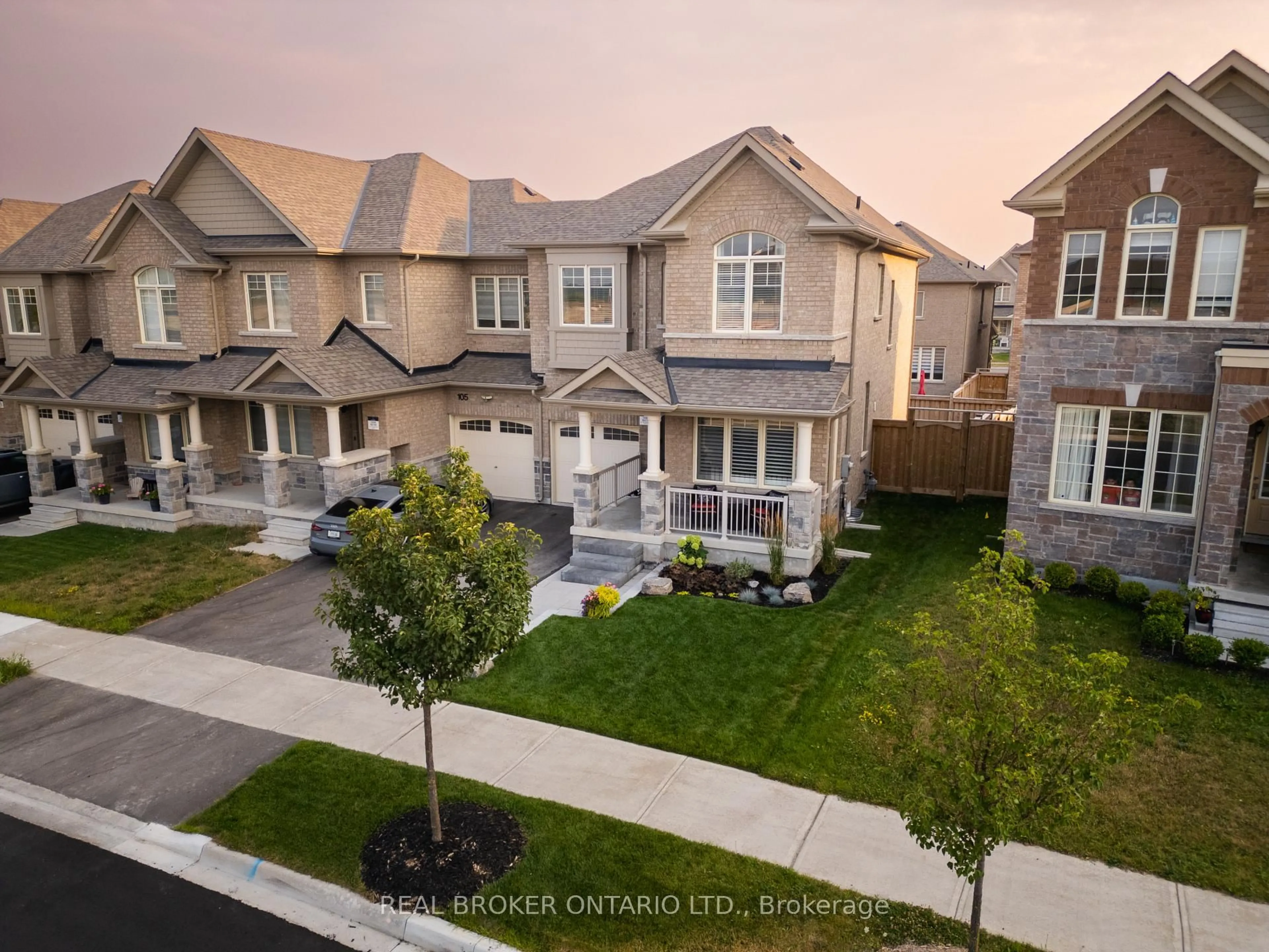 A pic from outside/outdoor area/front of a property/back of a property/a pic from drone, street for 107 Jim Mortson Dr, East Gwillimbury Ontario L9N 0R8