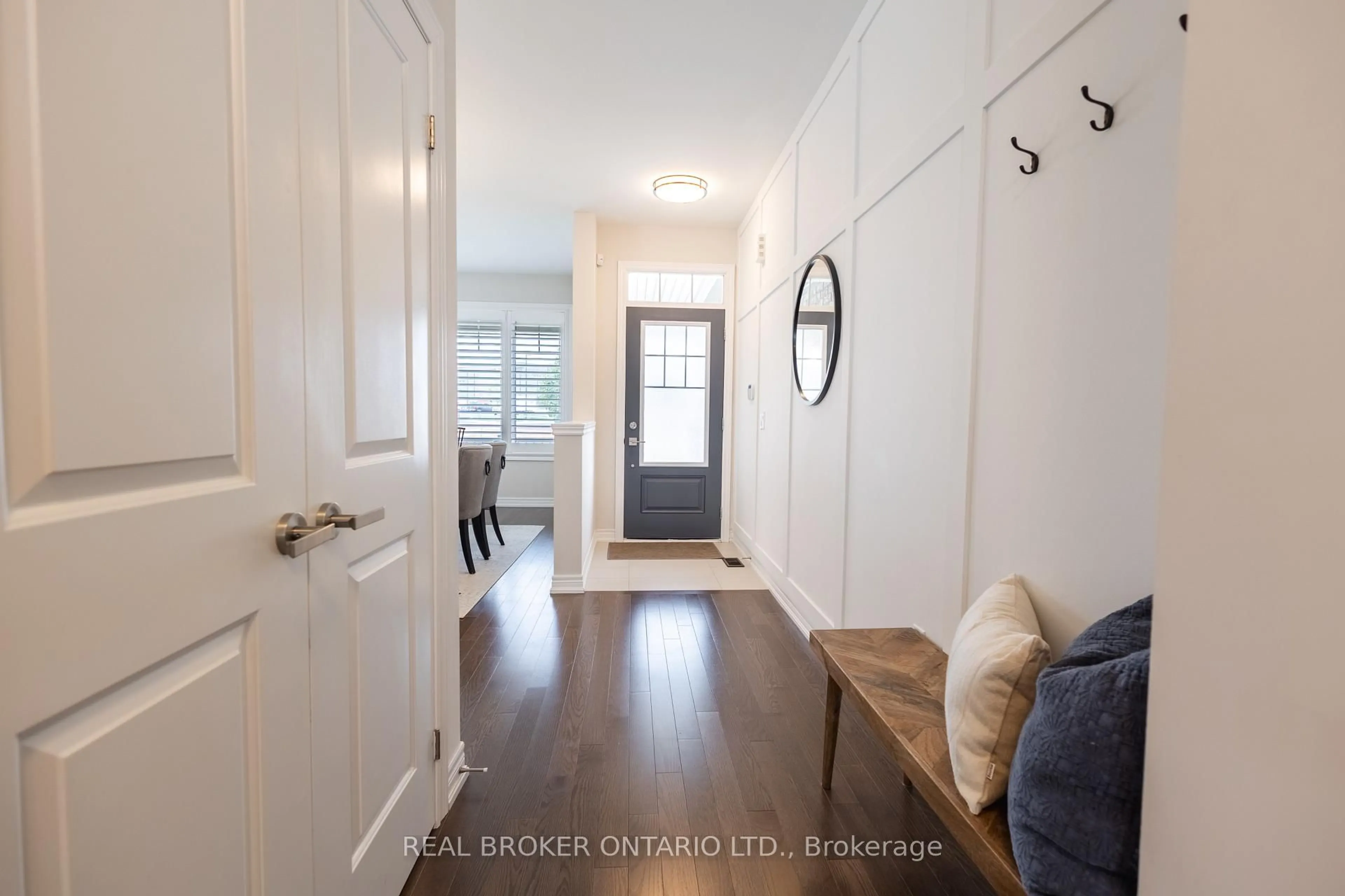 Indoor entryway for 107 Jim Mortson Dr, East Gwillimbury Ontario L9N 0R8