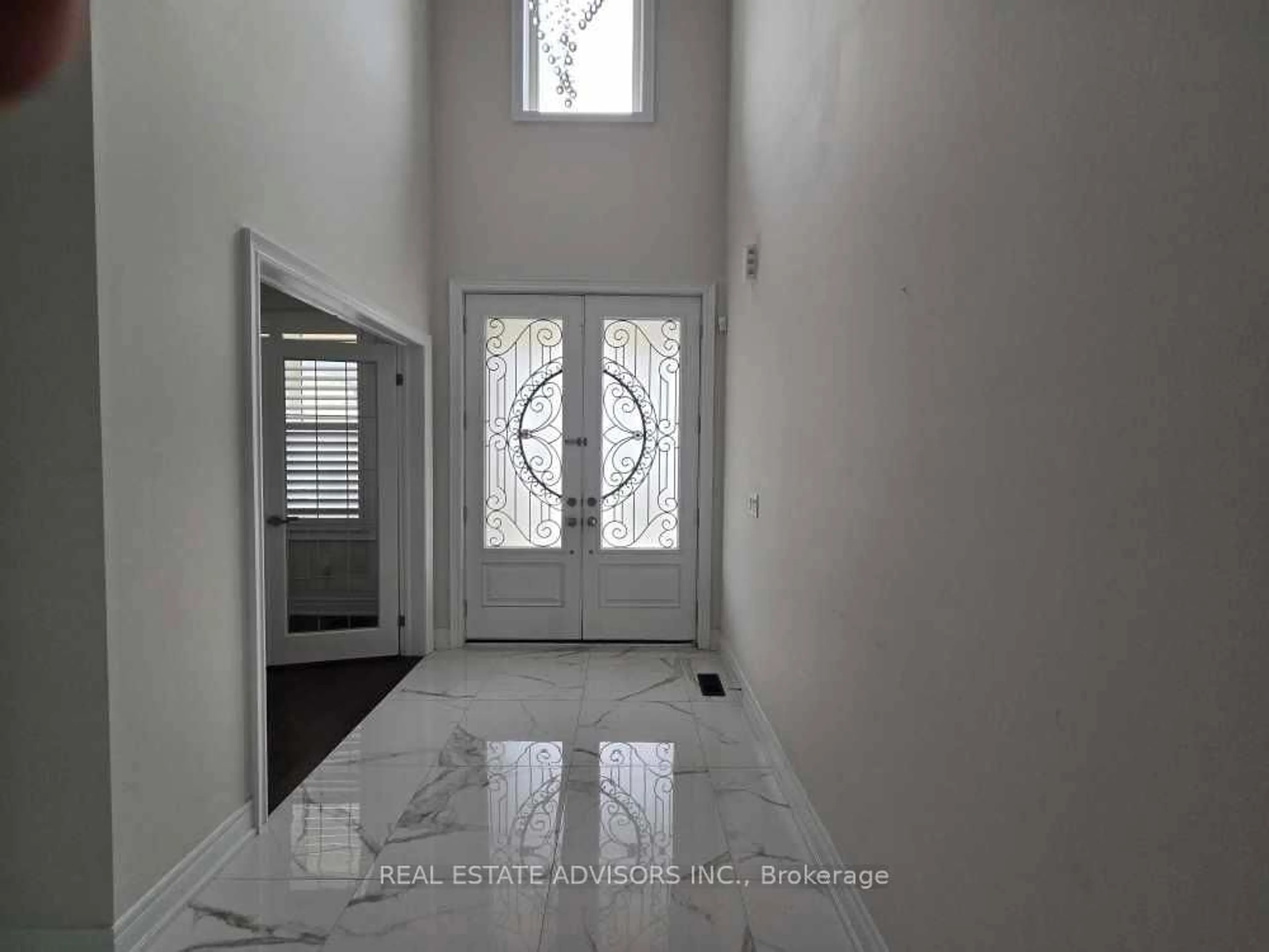 Indoor foyer for 135 Ben Sinclair Ave, East Gwillimbury Ontario L9N 0S3