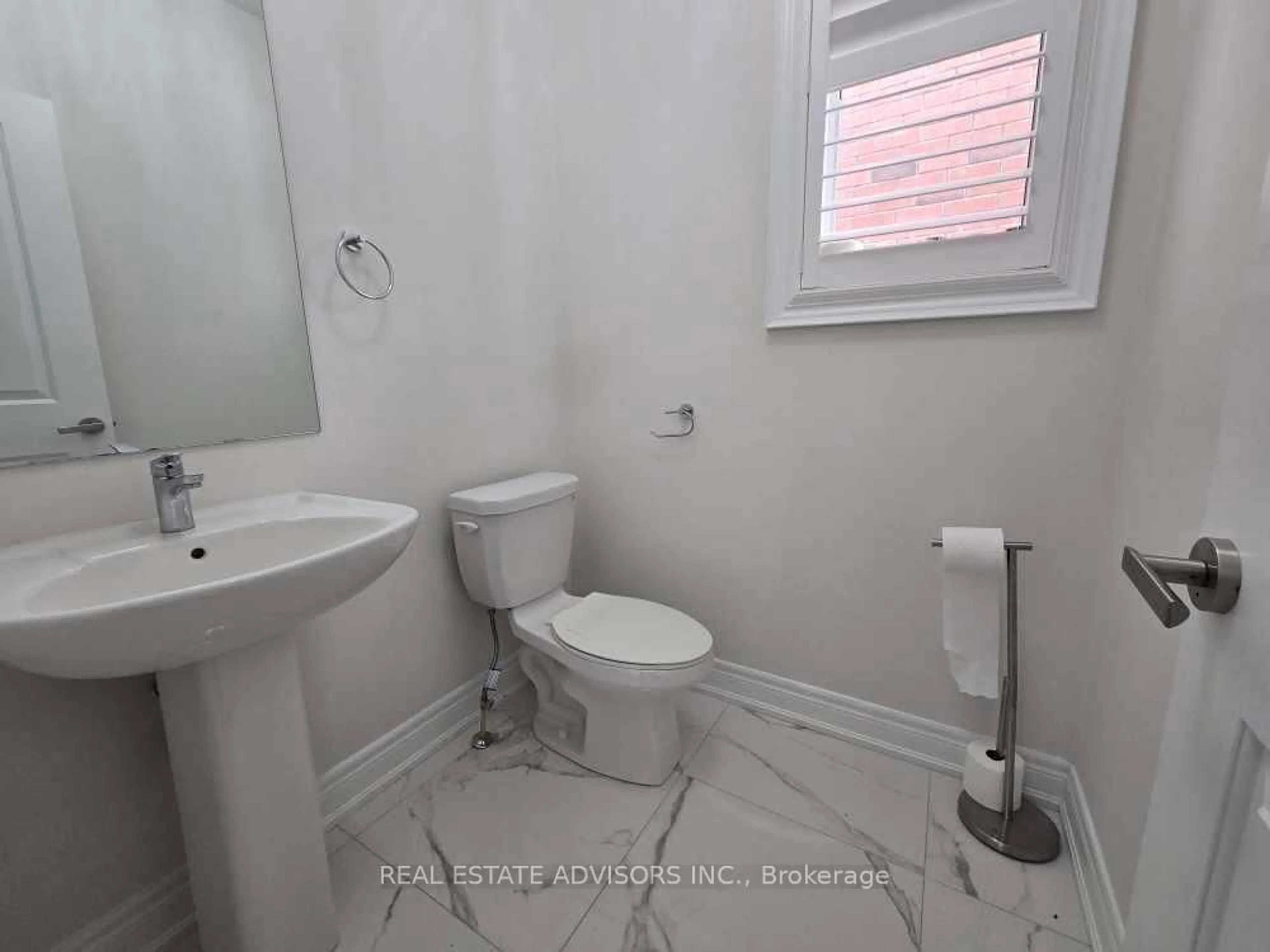 Standard bathroom, unknown for 135 Ben Sinclair Ave, East Gwillimbury Ontario L9N 0S3