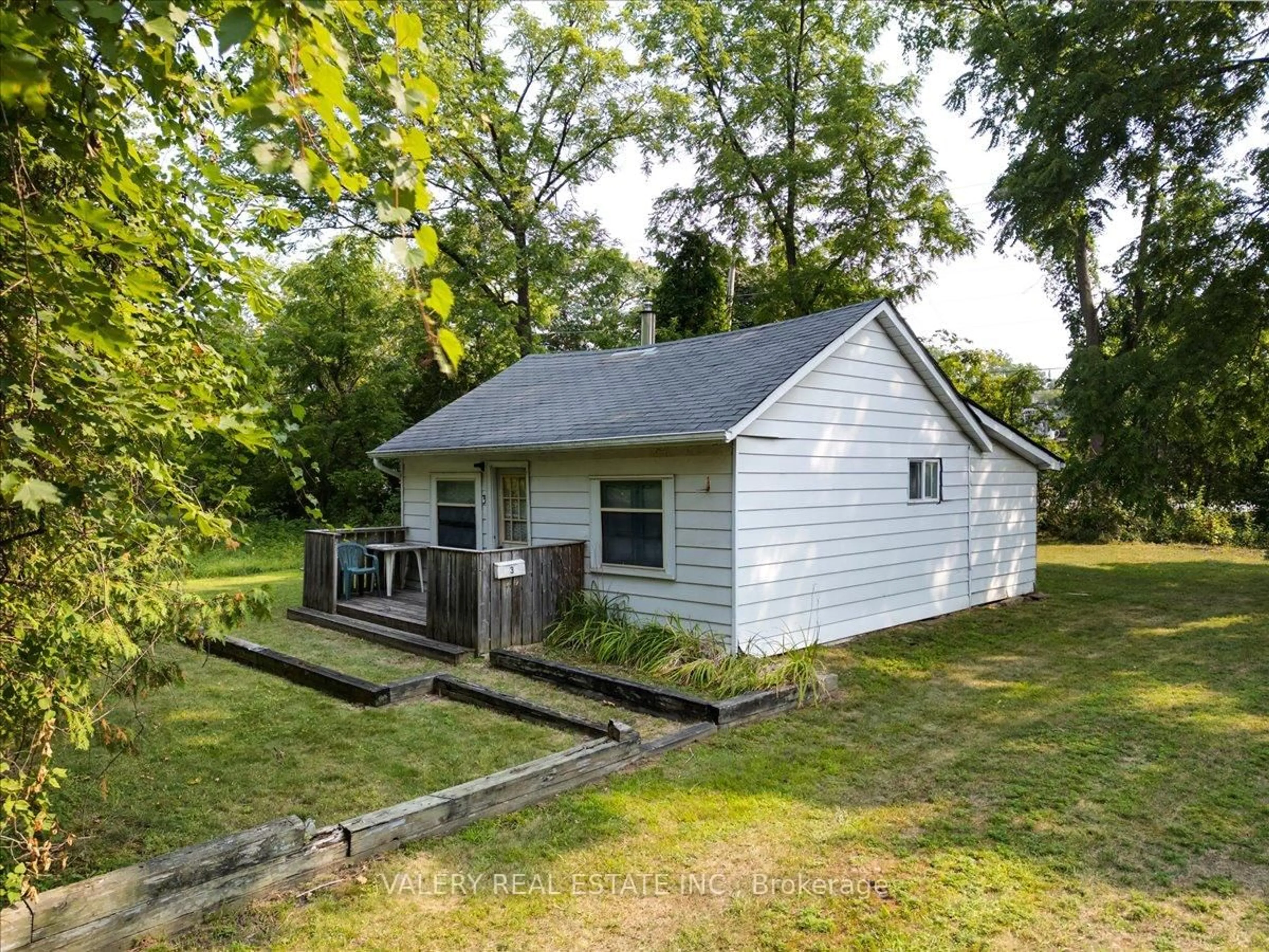 Shed for 3 Metropolitan Cres, Georgina Ontario L4P 1V4