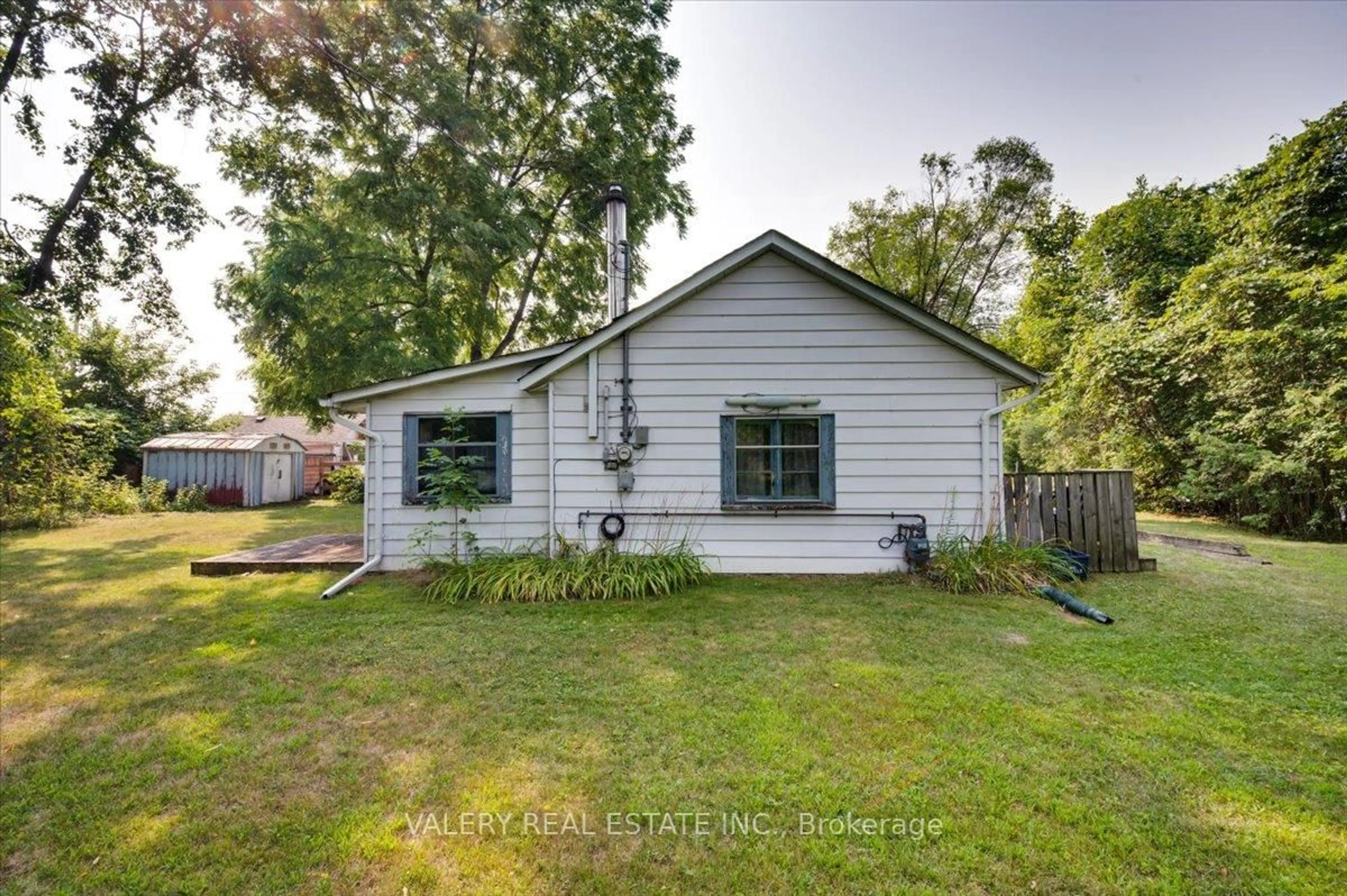 A pic from outside/outdoor area/front of a property/back of a property/a pic from drone, street for 3 Metropolitan Cres, Georgina Ontario L4P 1V4