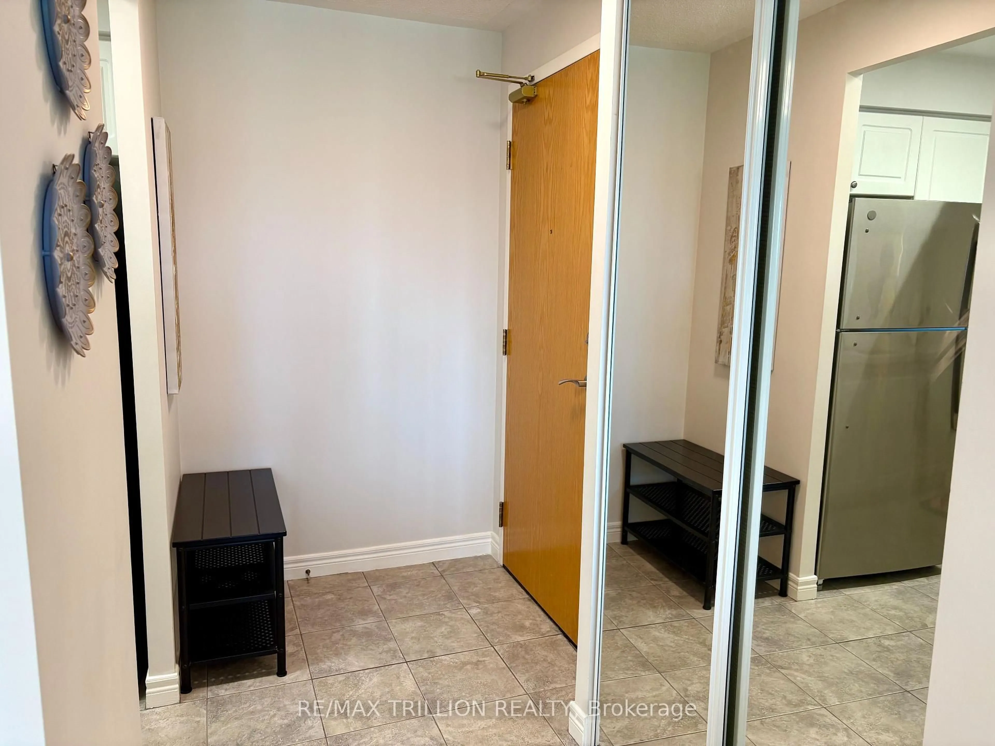 Indoor entryway for 399 South Park Rd #1009, Markham Ontario L3T 7W6