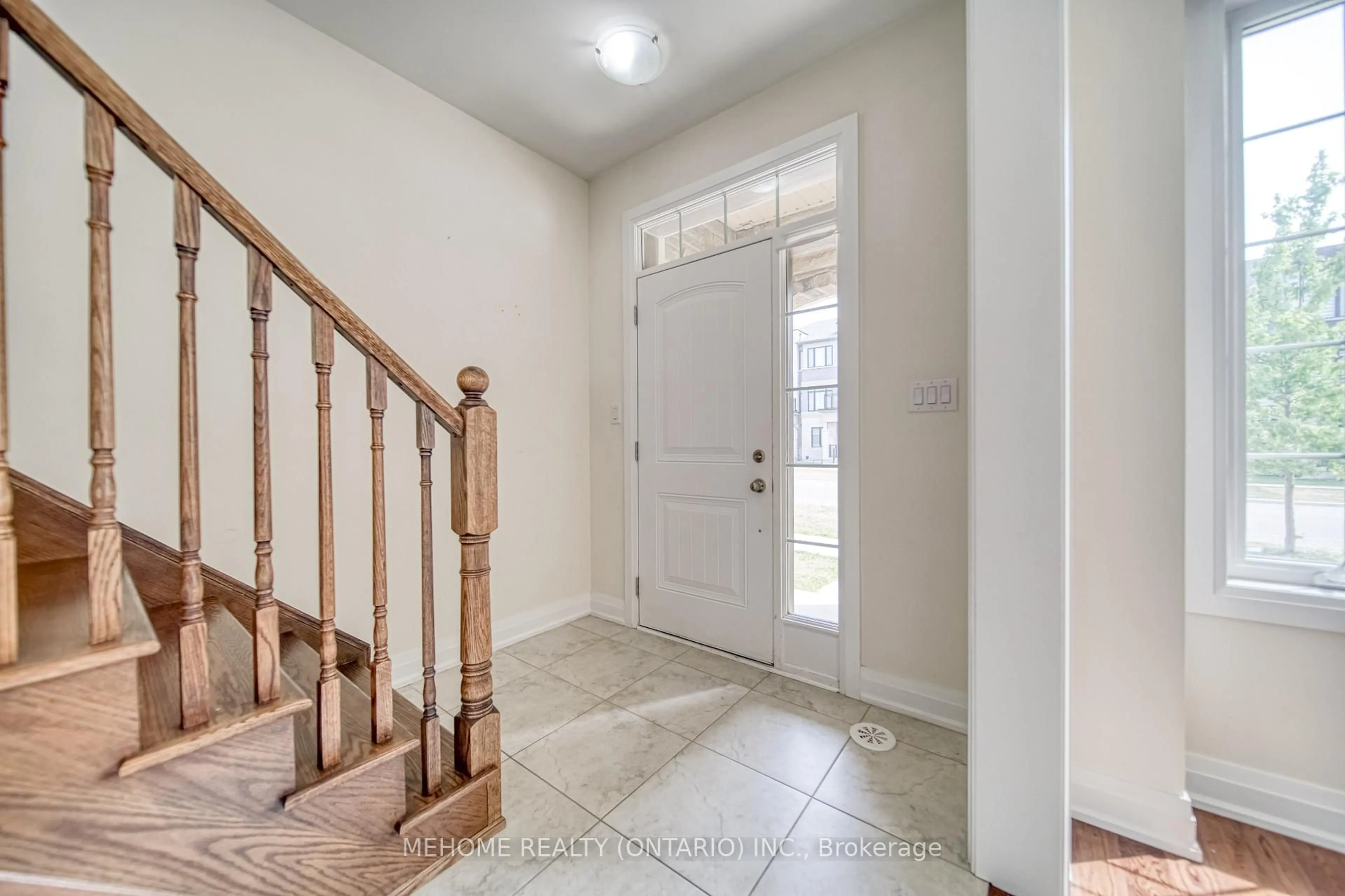 Indoor entryway for 84 William F Bell Pkwy, Richmond Hill Ontario L4S 0K4
