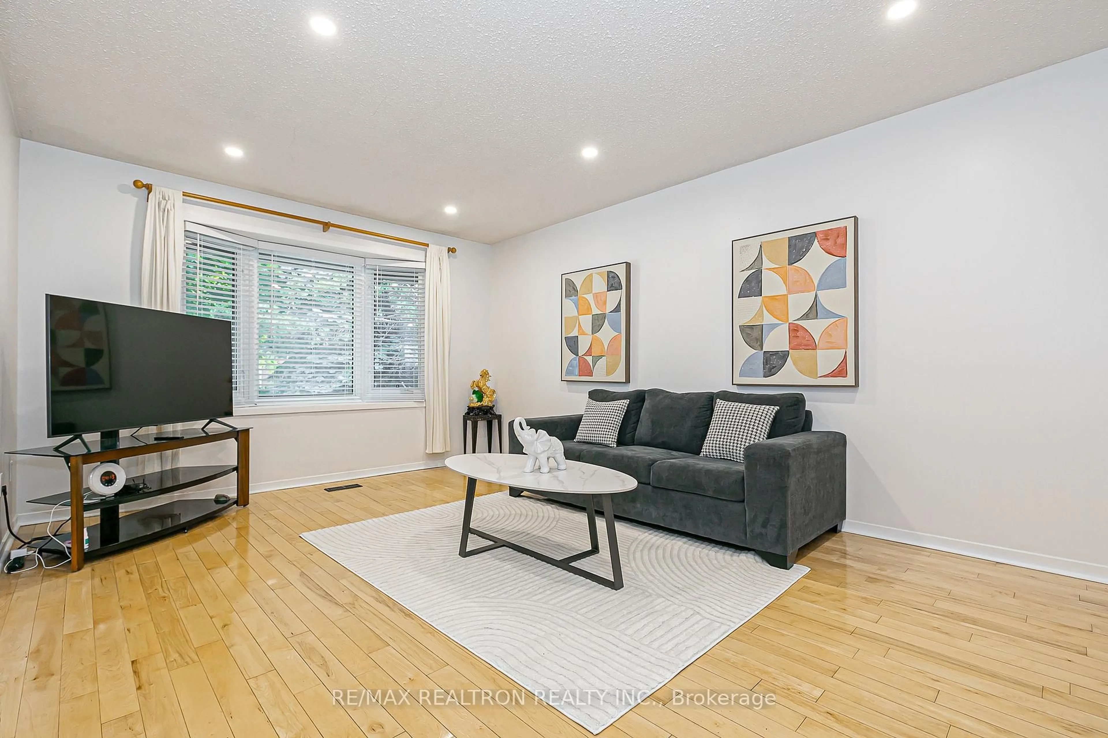Living room with furniture, wood/laminate floor for 274 Yorshire Dr, Newmarket Ontario L3Y 6J7
