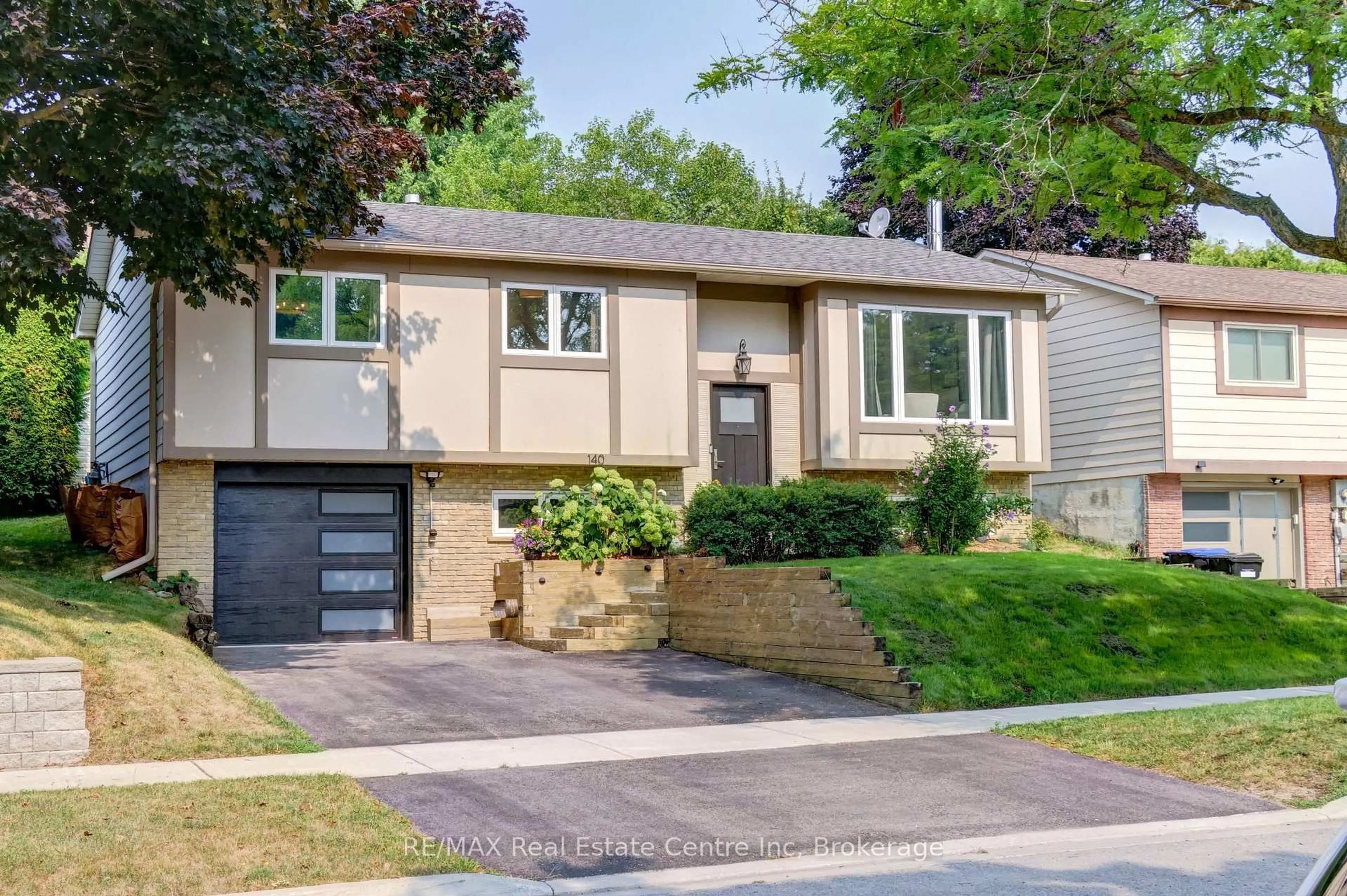 Home with vinyl exterior material, street for 140 Valleyview Cres, Bradford West Gwillimbury Ontario L3Z 1S7