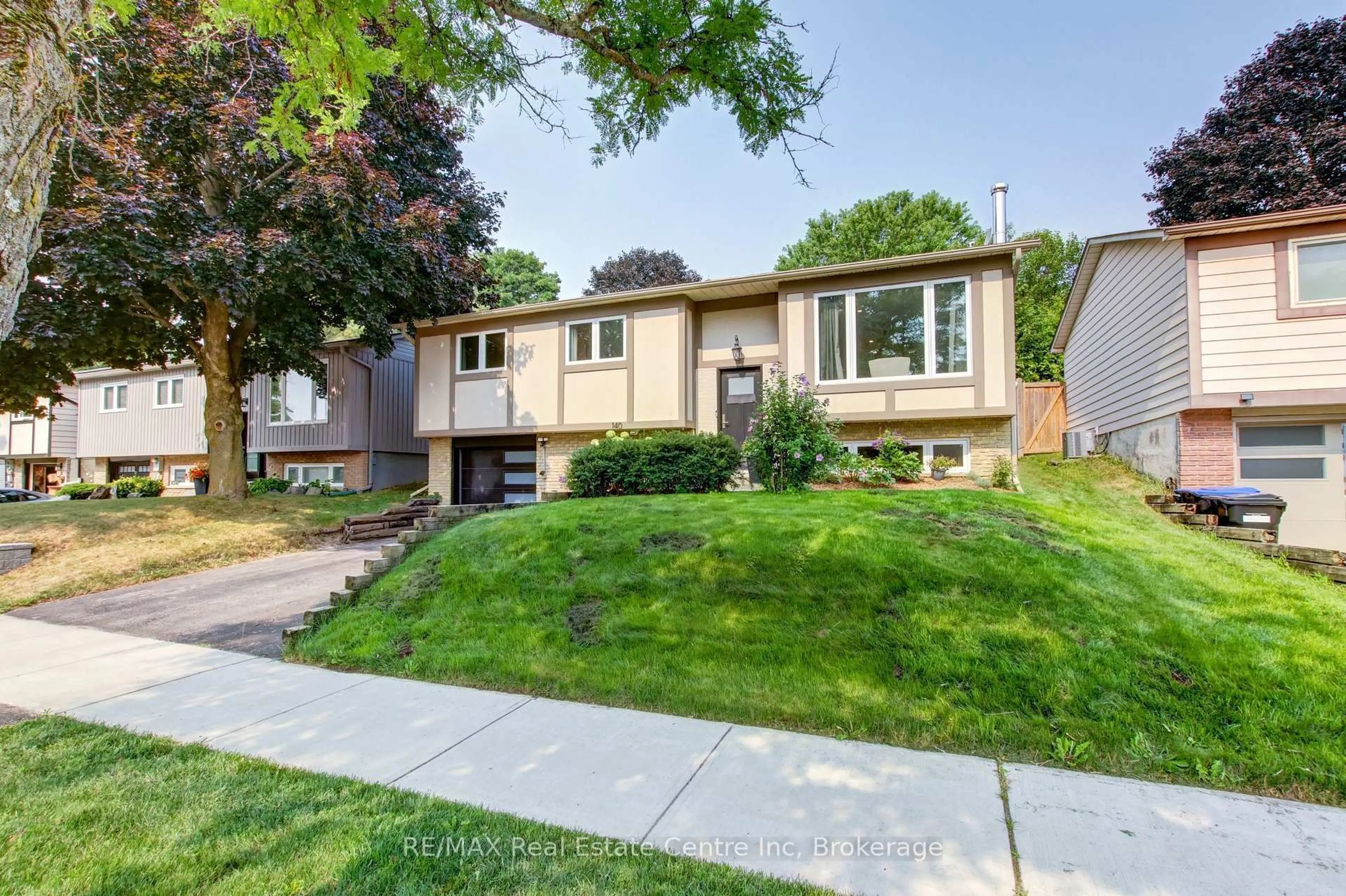Home with vinyl exterior material, street for 140 Valleyview Cres, Bradford West Gwillimbury Ontario L3Z 1S7