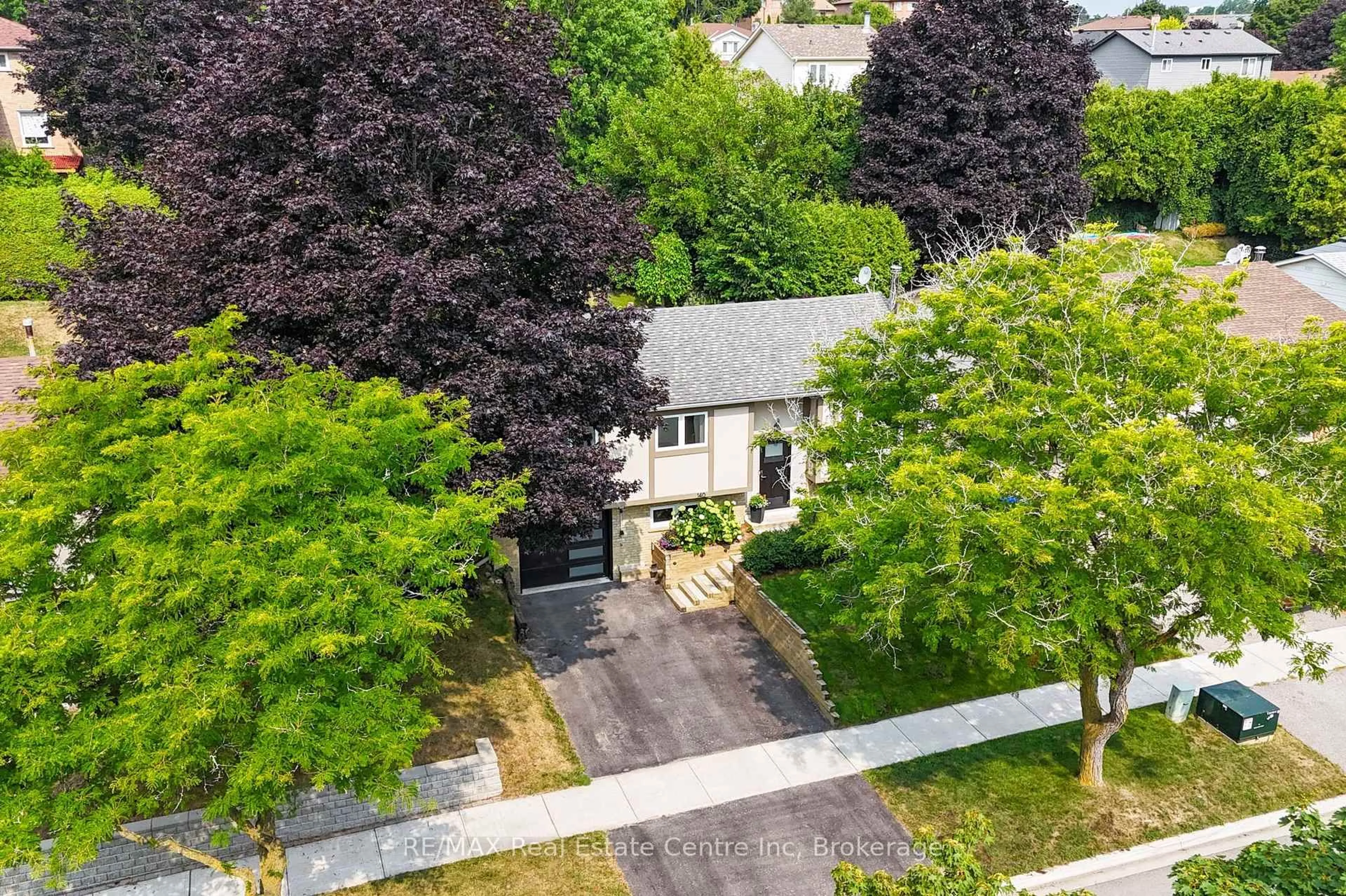 A pic from outside/outdoor area/front of a property/back of a property/a pic from drone, street for 140 Valleyview Cres, Bradford West Gwillimbury Ontario L3Z 1S7