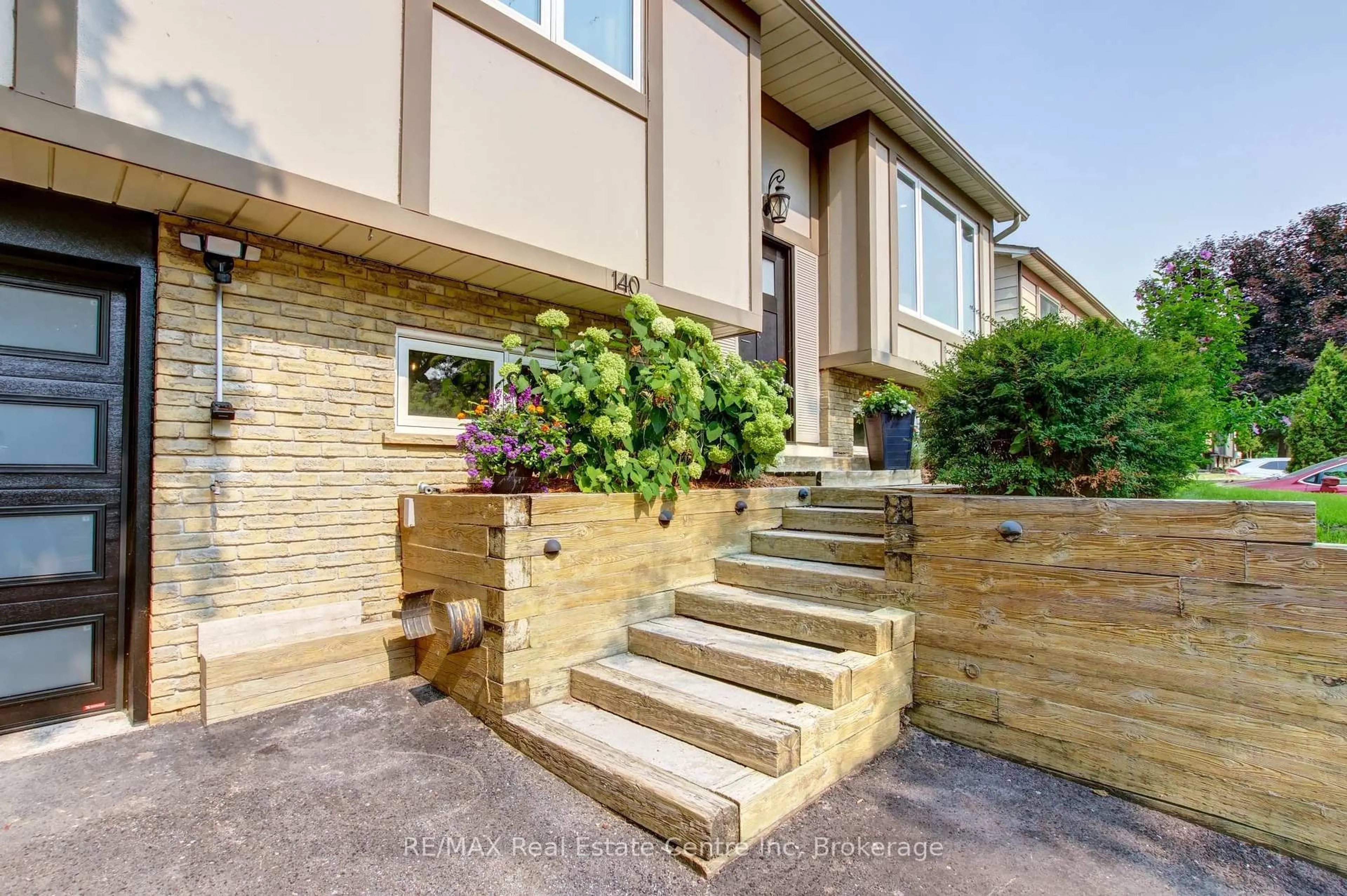 Home with brick exterior material, street for 140 Valleyview Cres, Bradford West Gwillimbury Ontario L3Z 1S7