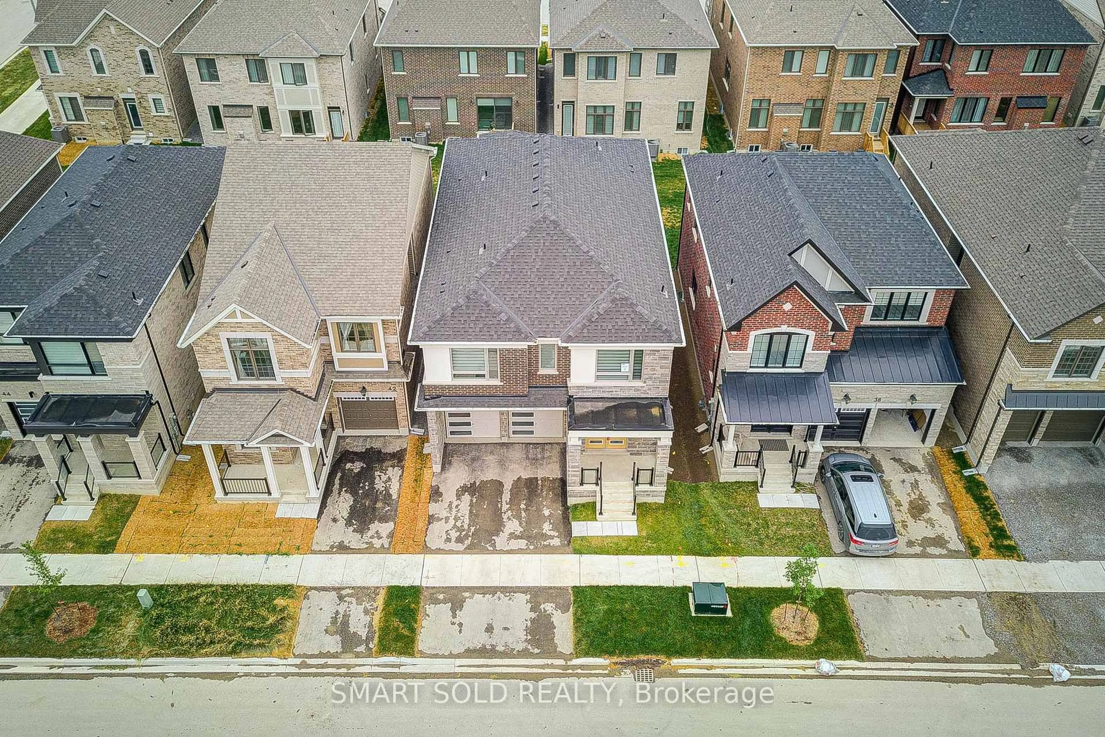 A pic from outside/outdoor area/front of a property/back of a property/a pic from drone, street for 40 Misthollow Cres, Markham Ontario L6C 3M5