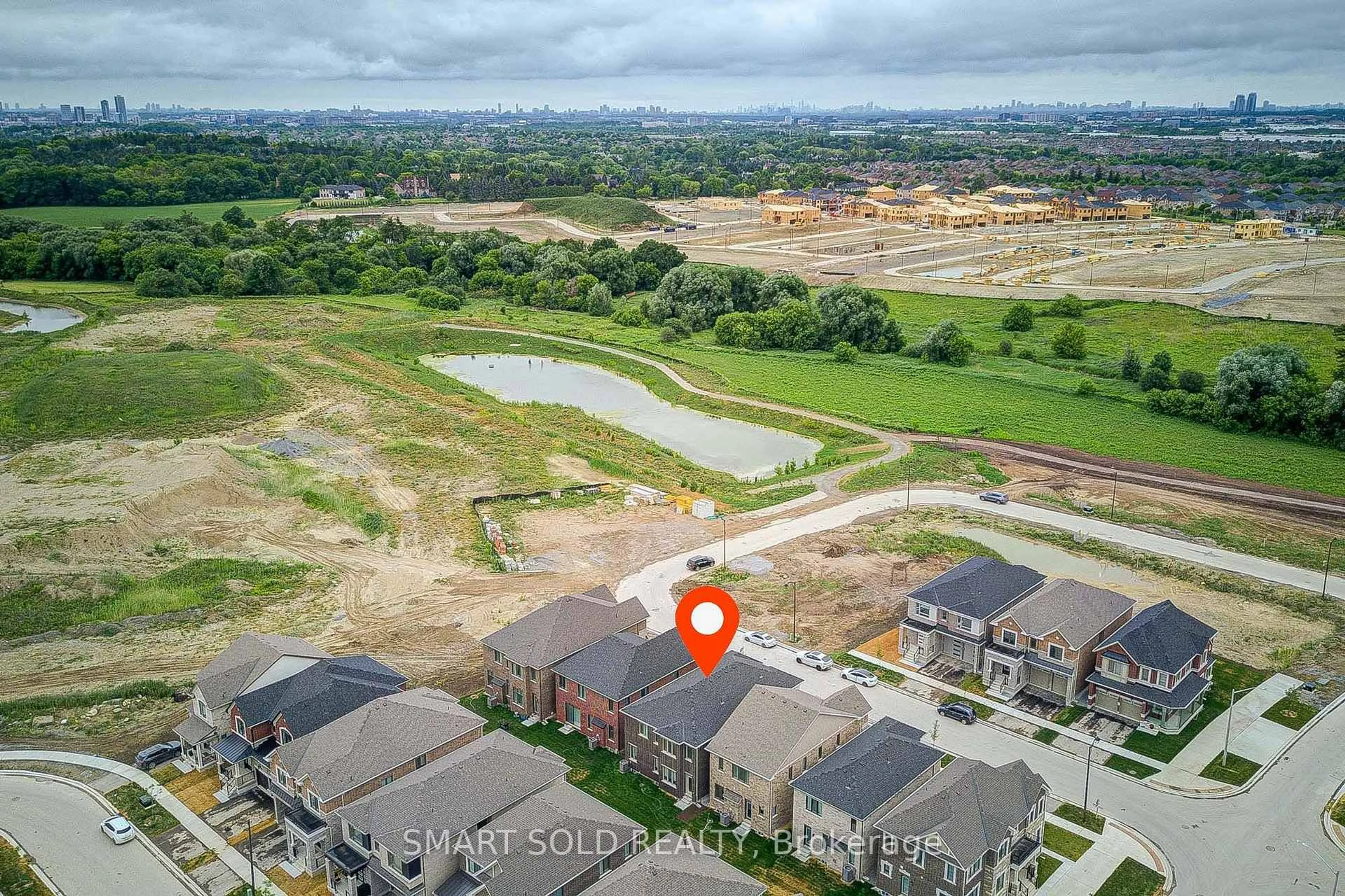 A pic from outside/outdoor area/front of a property/back of a property/a pic from drone, water/lake/river/ocean view for 40 Misthollow Cres, Markham Ontario L6C 3M5