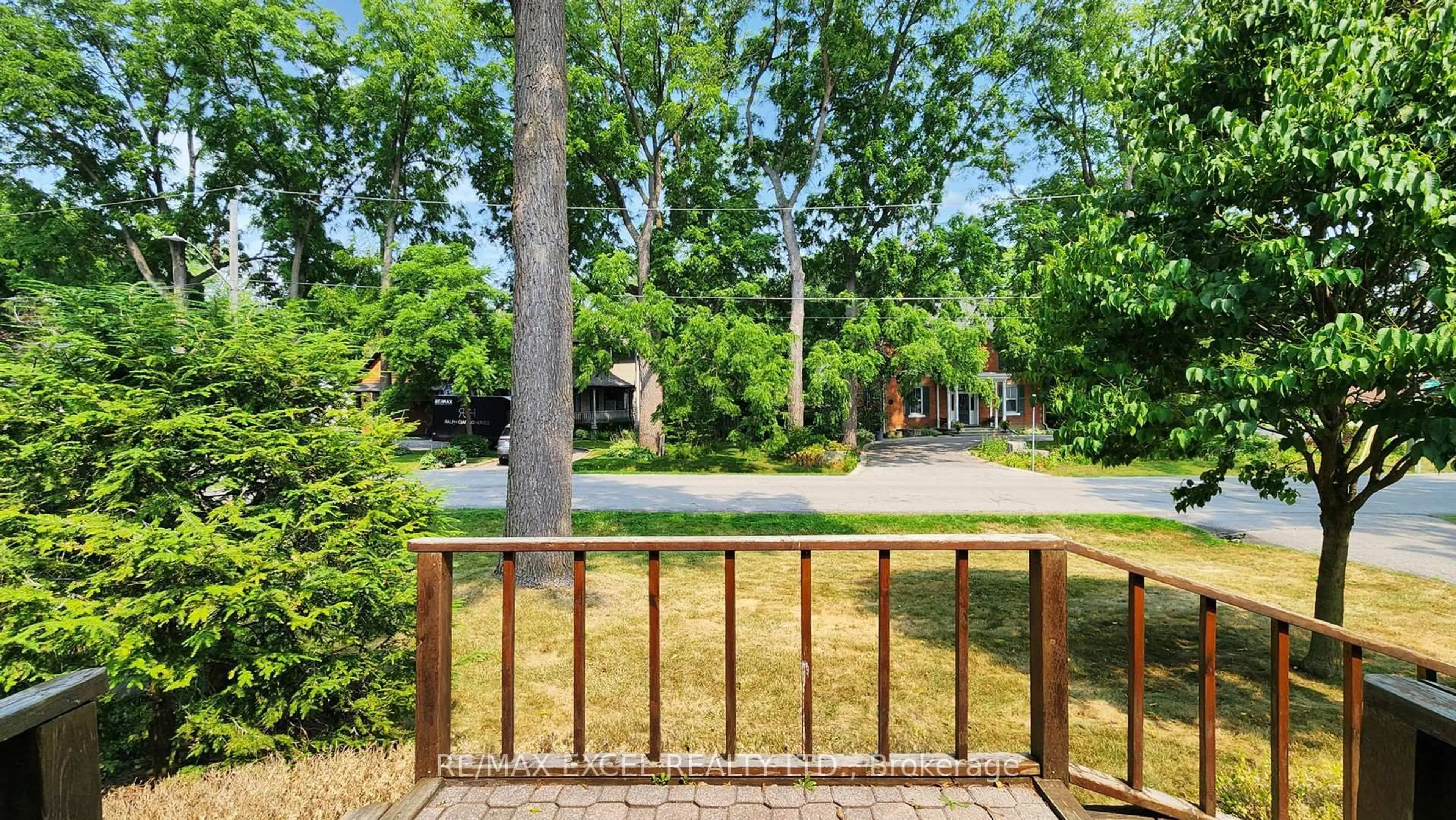 Patio, forest/trees view for 4 Orchard St, Markham Ontario L3P 2T1