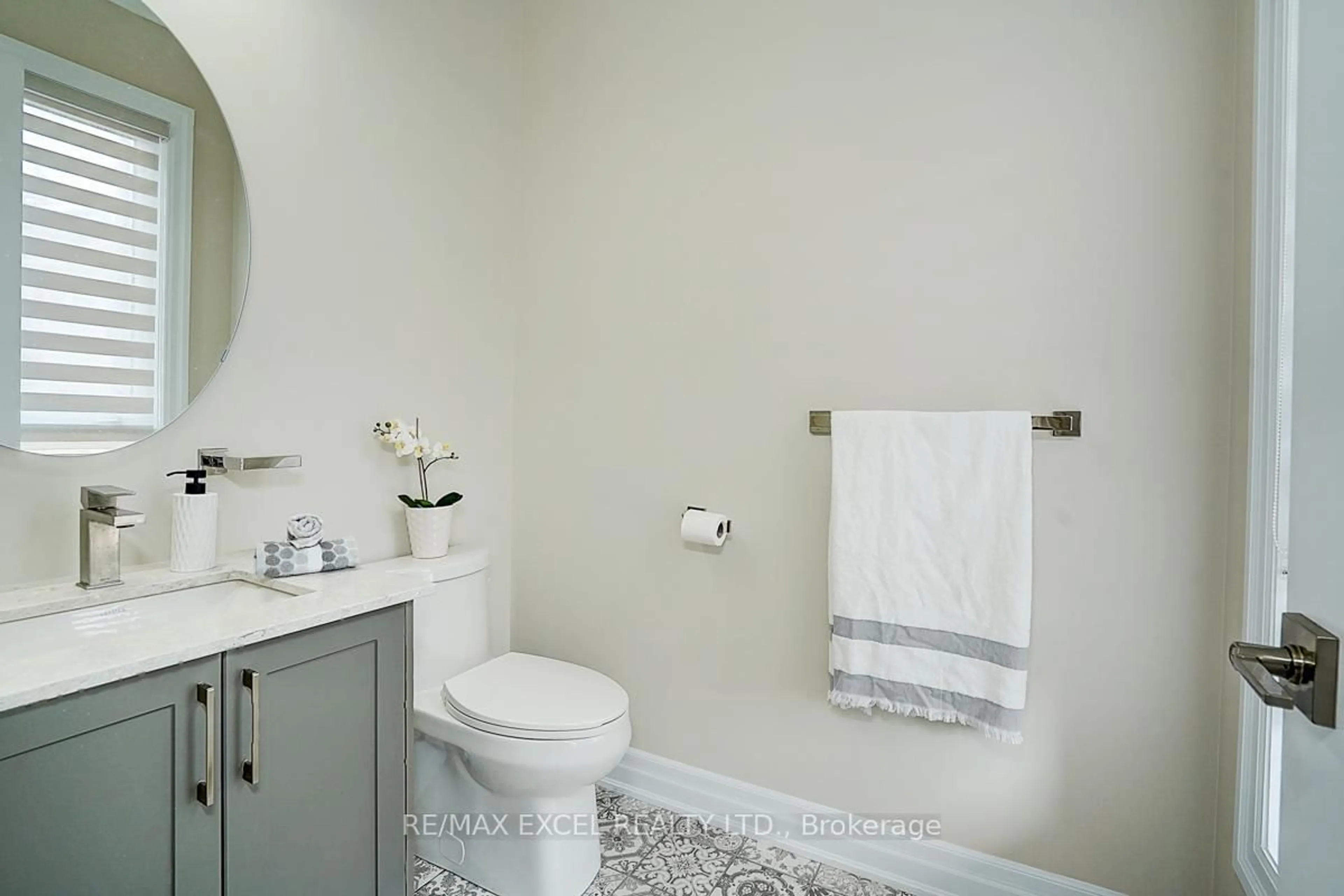 Standard bathroom, ceramic/tile floor for 137 Pine Hill Cres, Aurora Ontario L4G 3X9